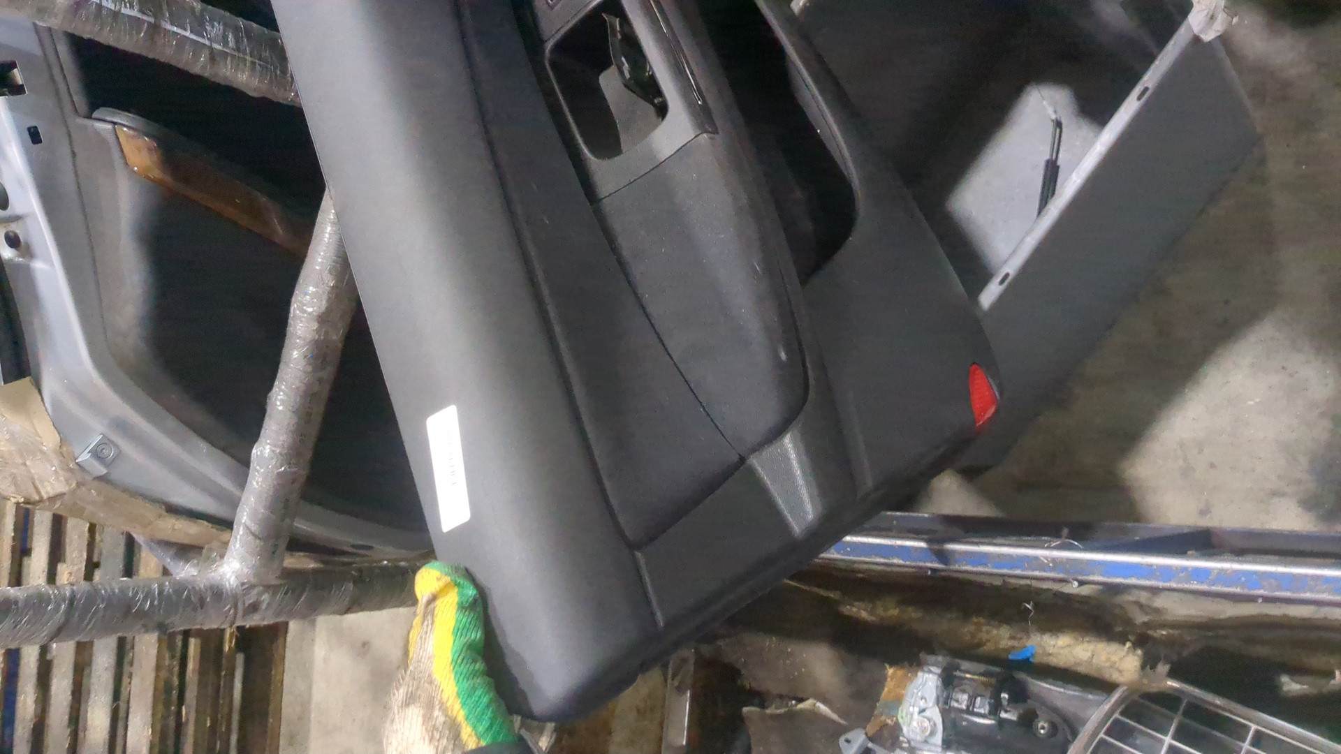 Обшивка двери передней левой