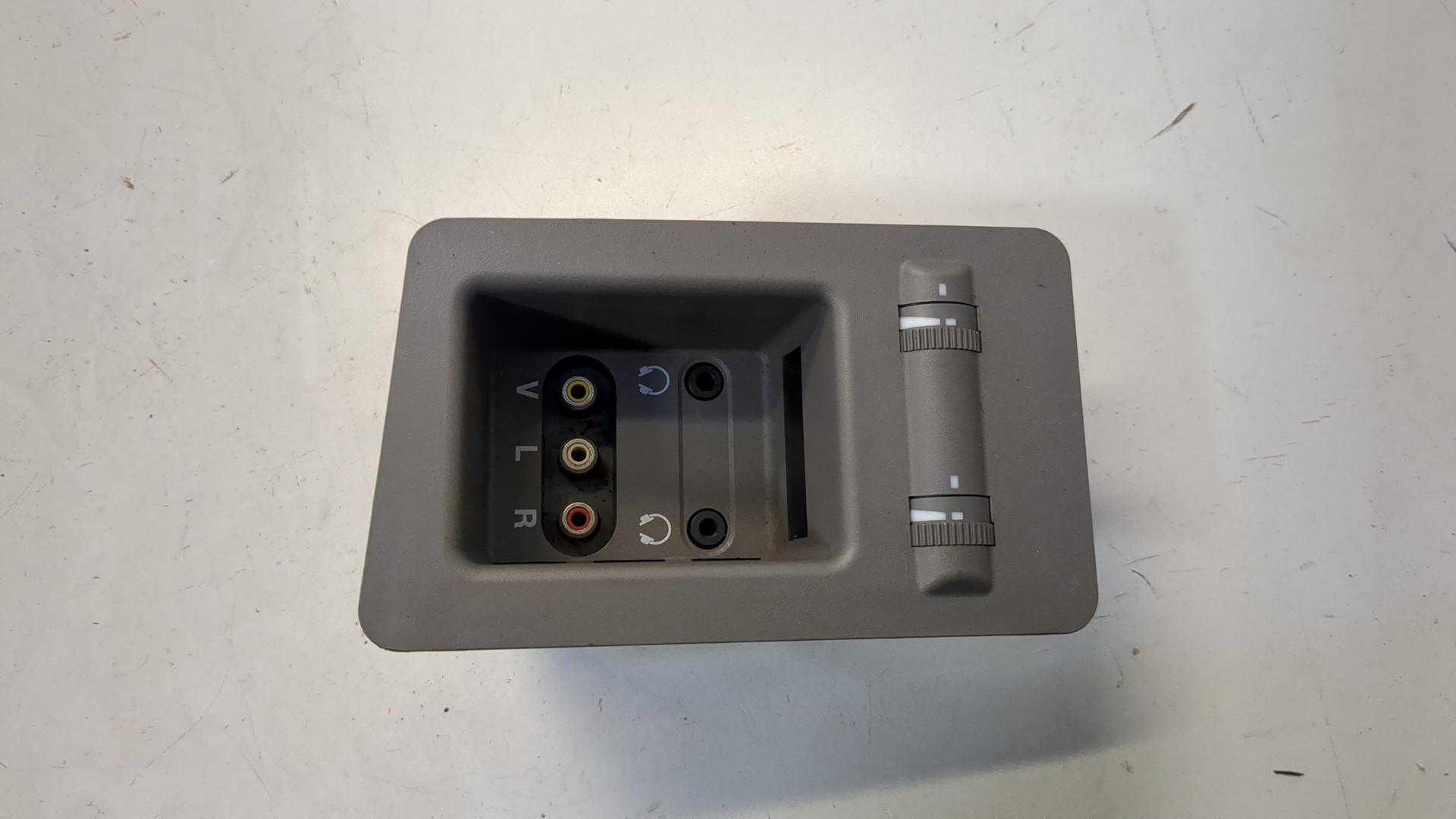 Гнездо AUX / USB IN