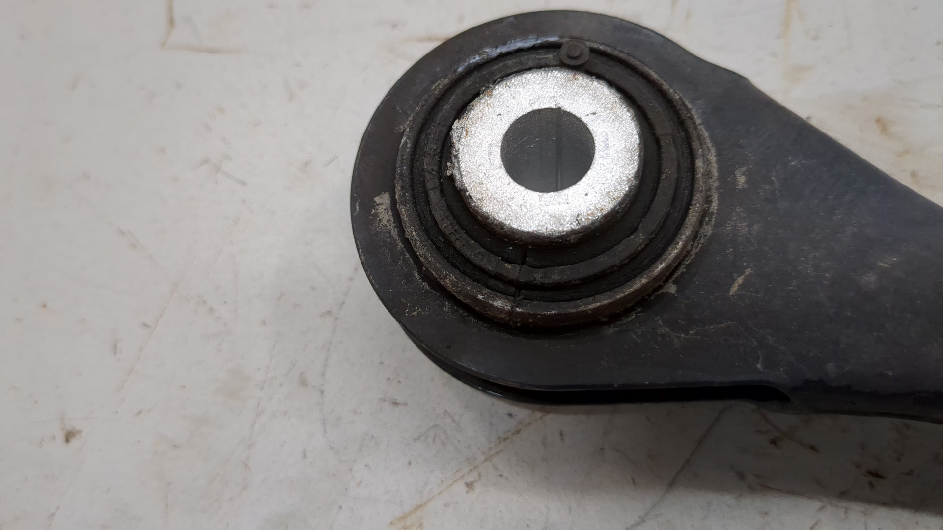 Рычаг задний левый