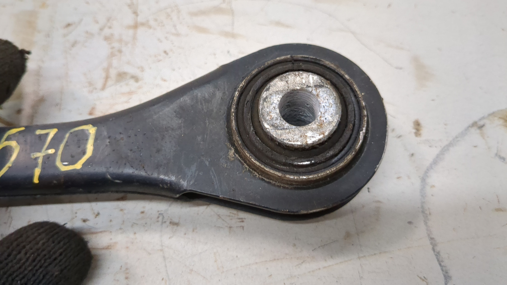 Рычаг задний левый