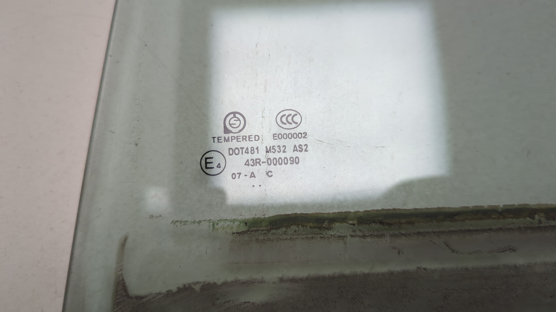 Стекло двери передней левой