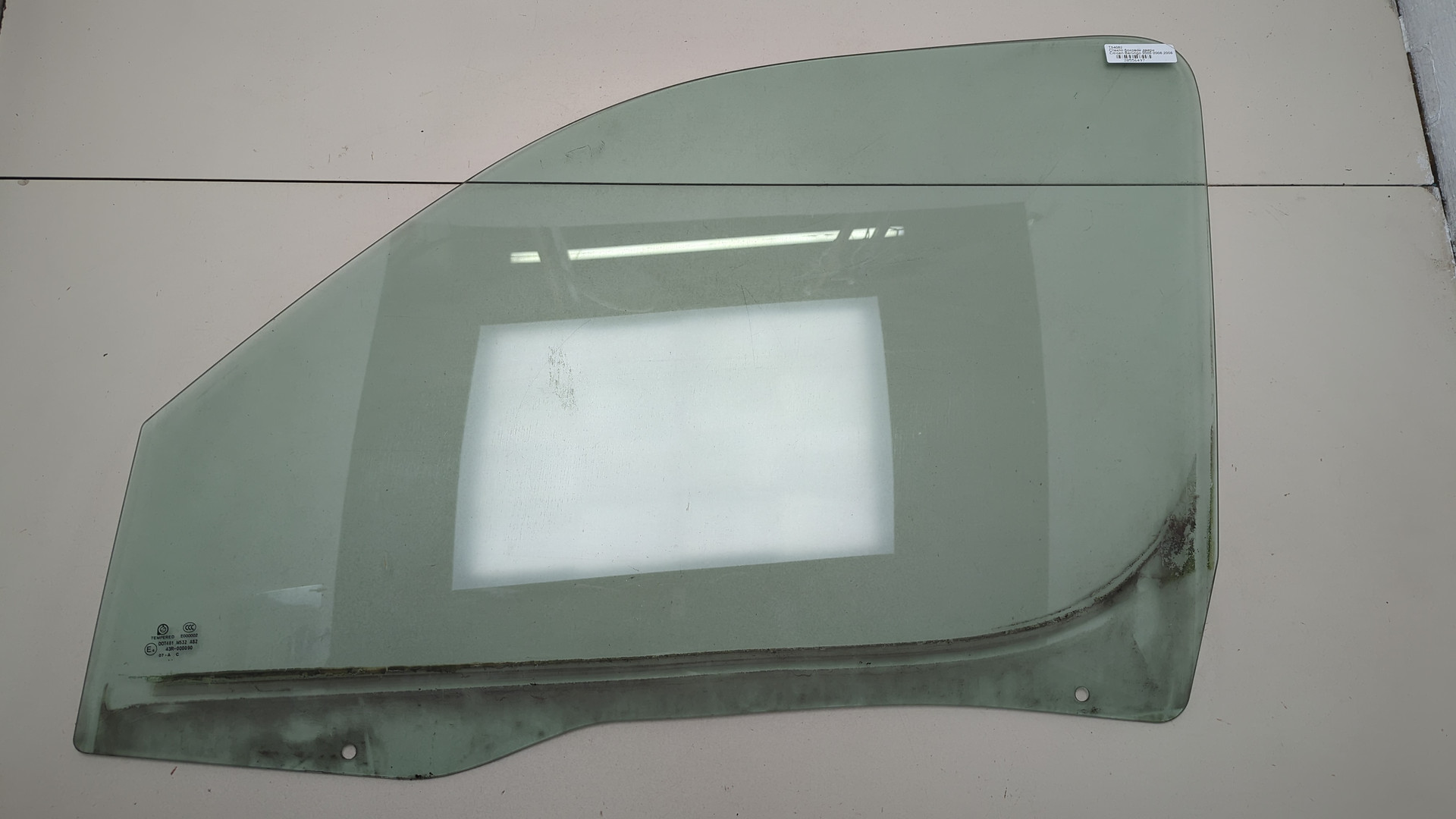 Стекло двери передней левой