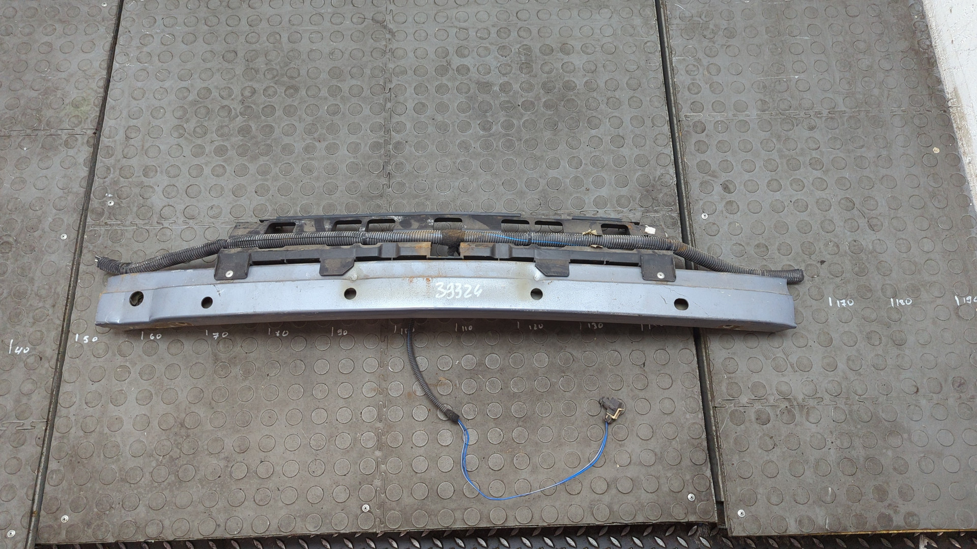 Усилитель переднего бампера