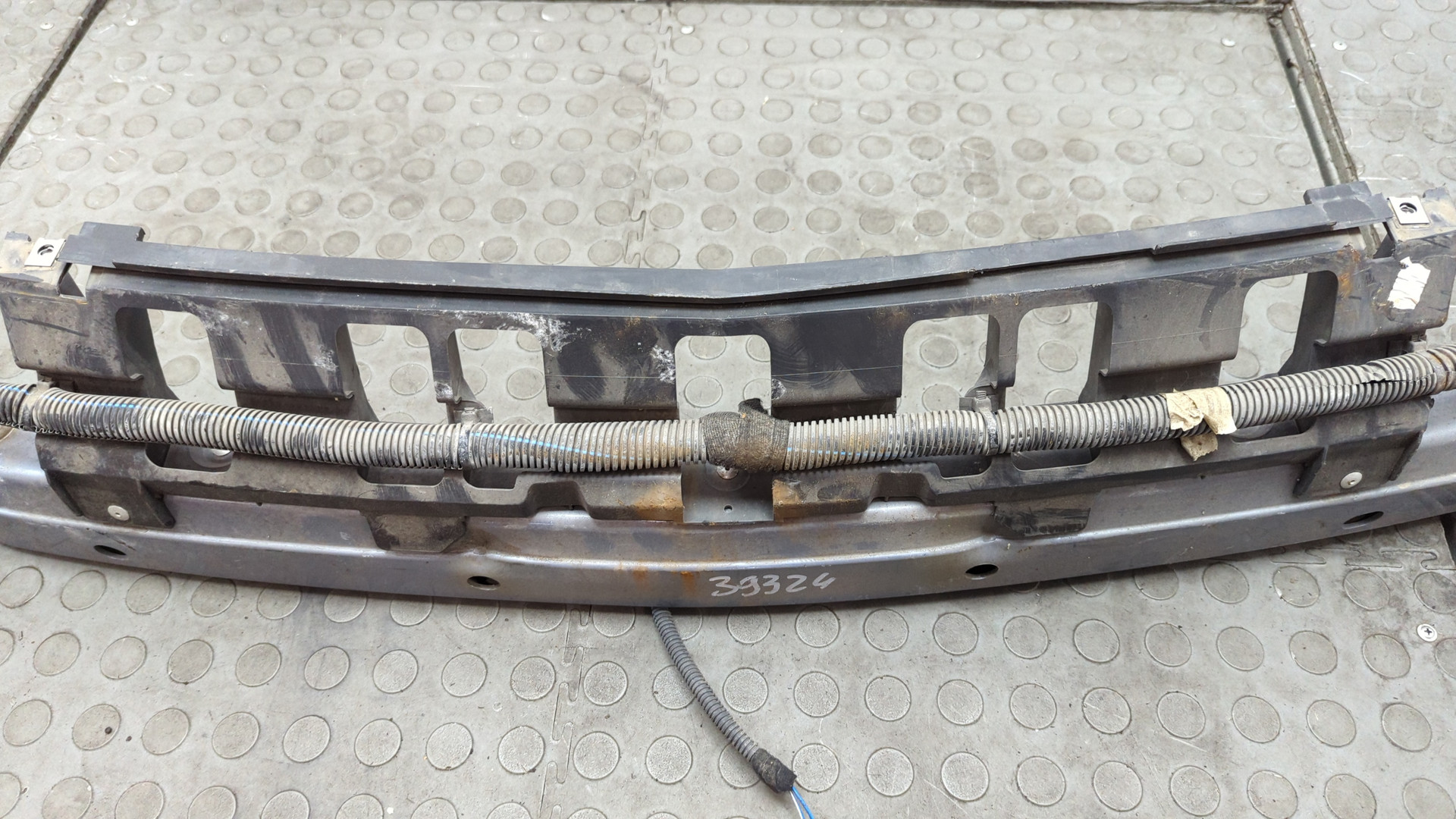 Усилитель переднего бампера