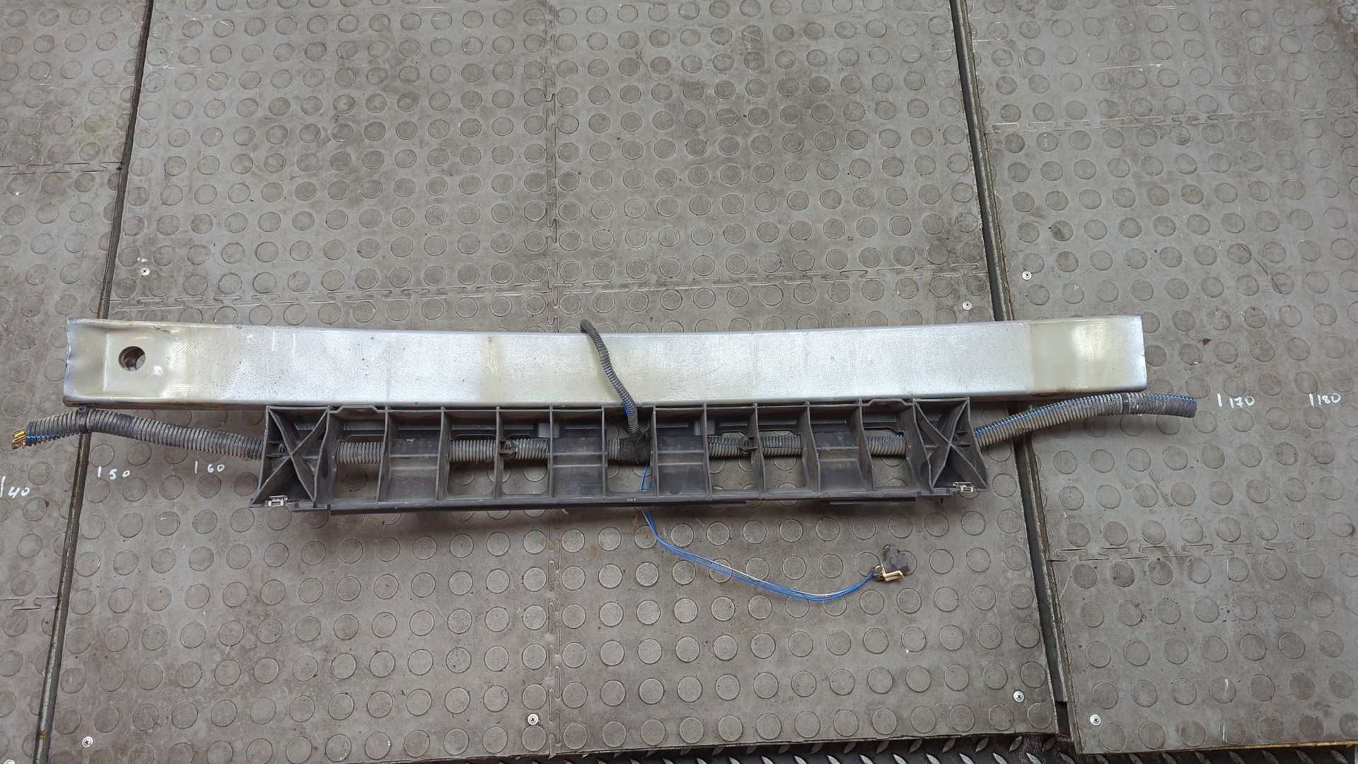 Усилитель переднего бампера