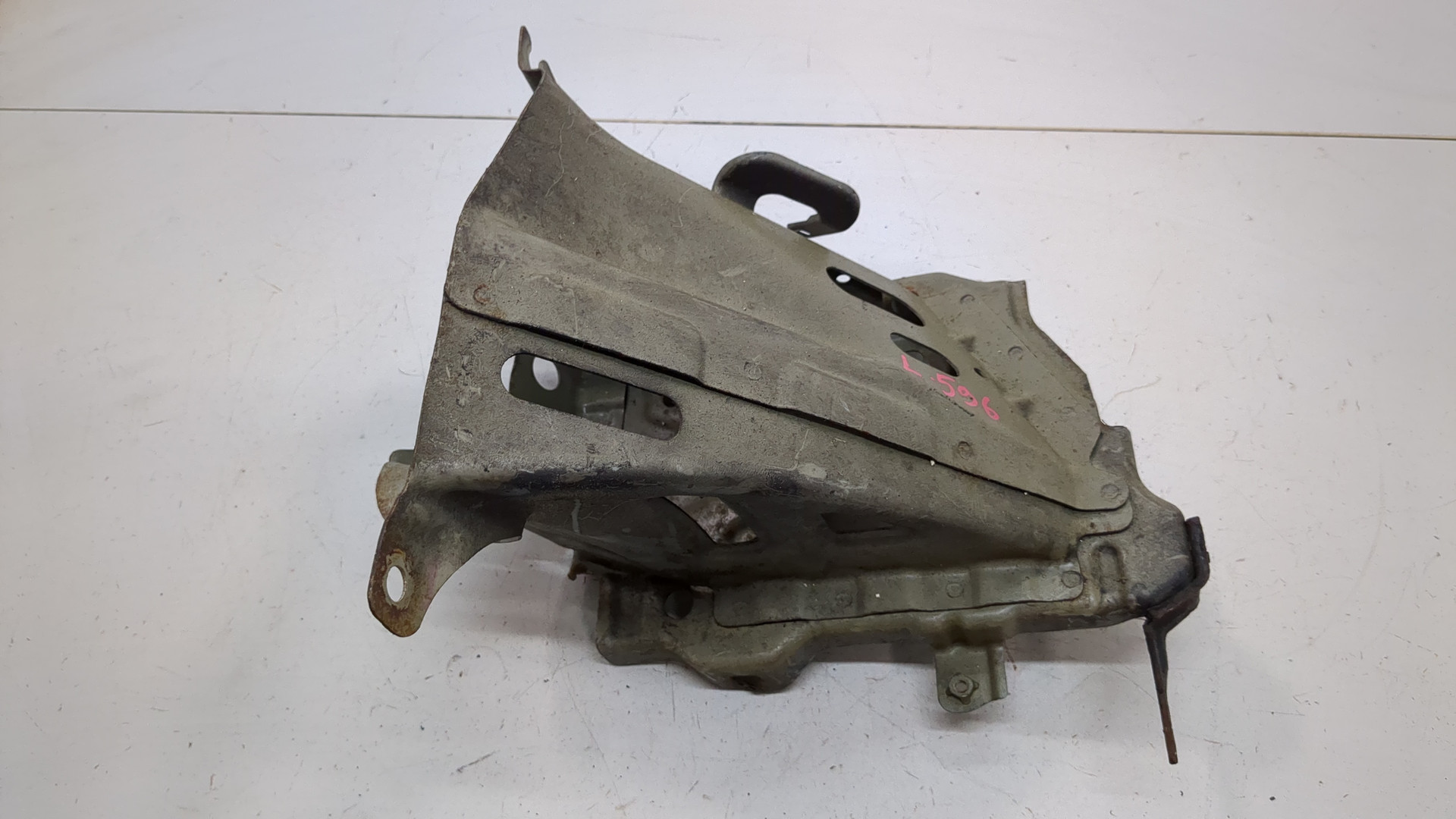 Площадка под аккумулятор (АКБ)