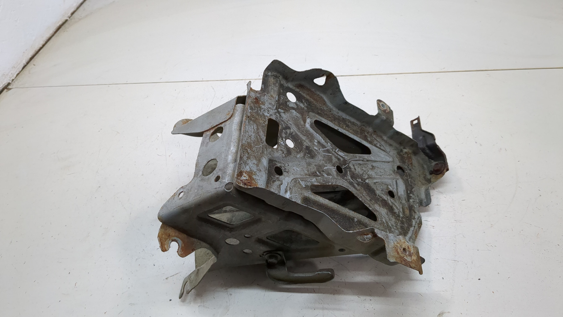 Площадка под аккумулятор (АКБ)