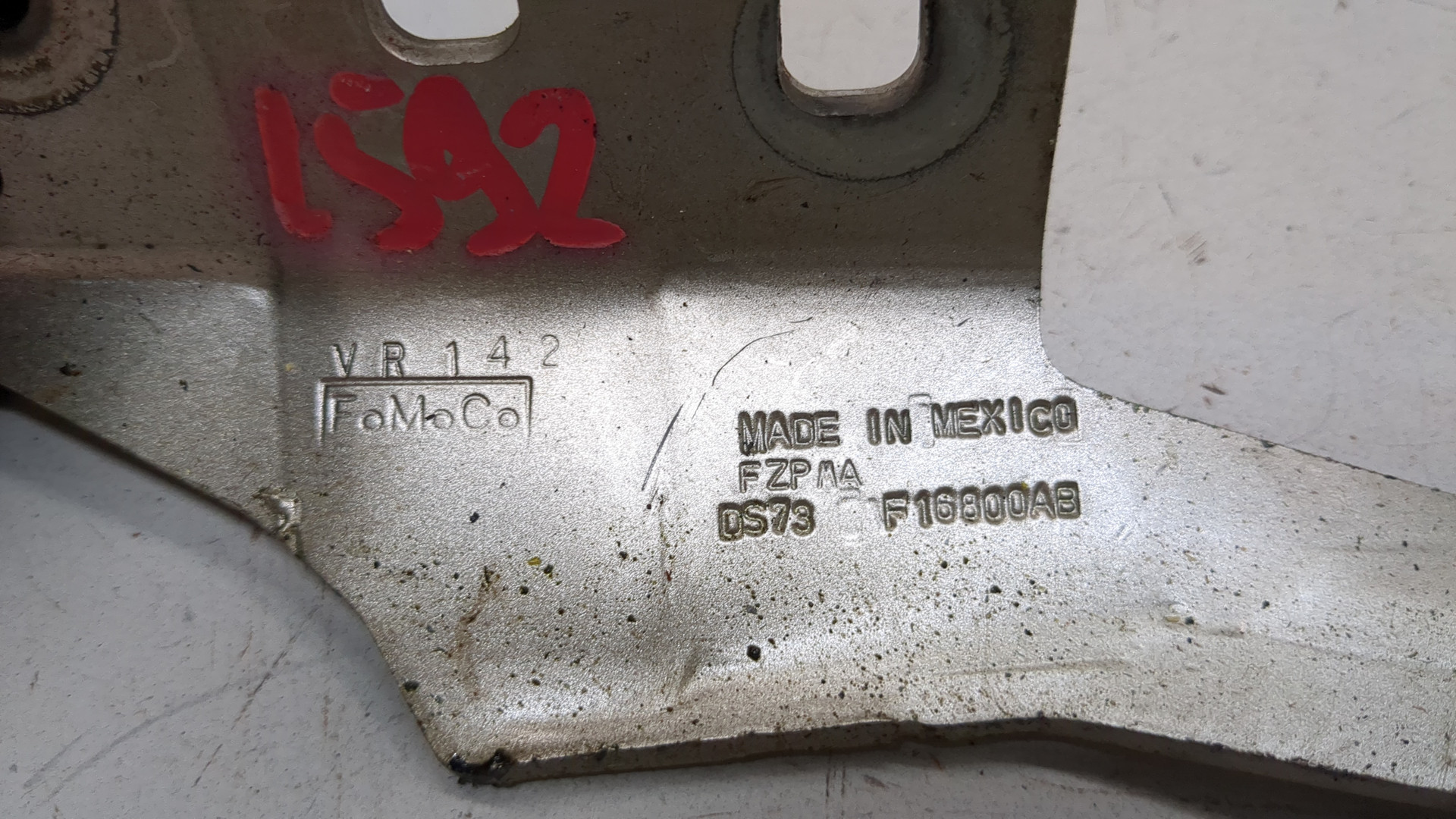 Петля капота правая