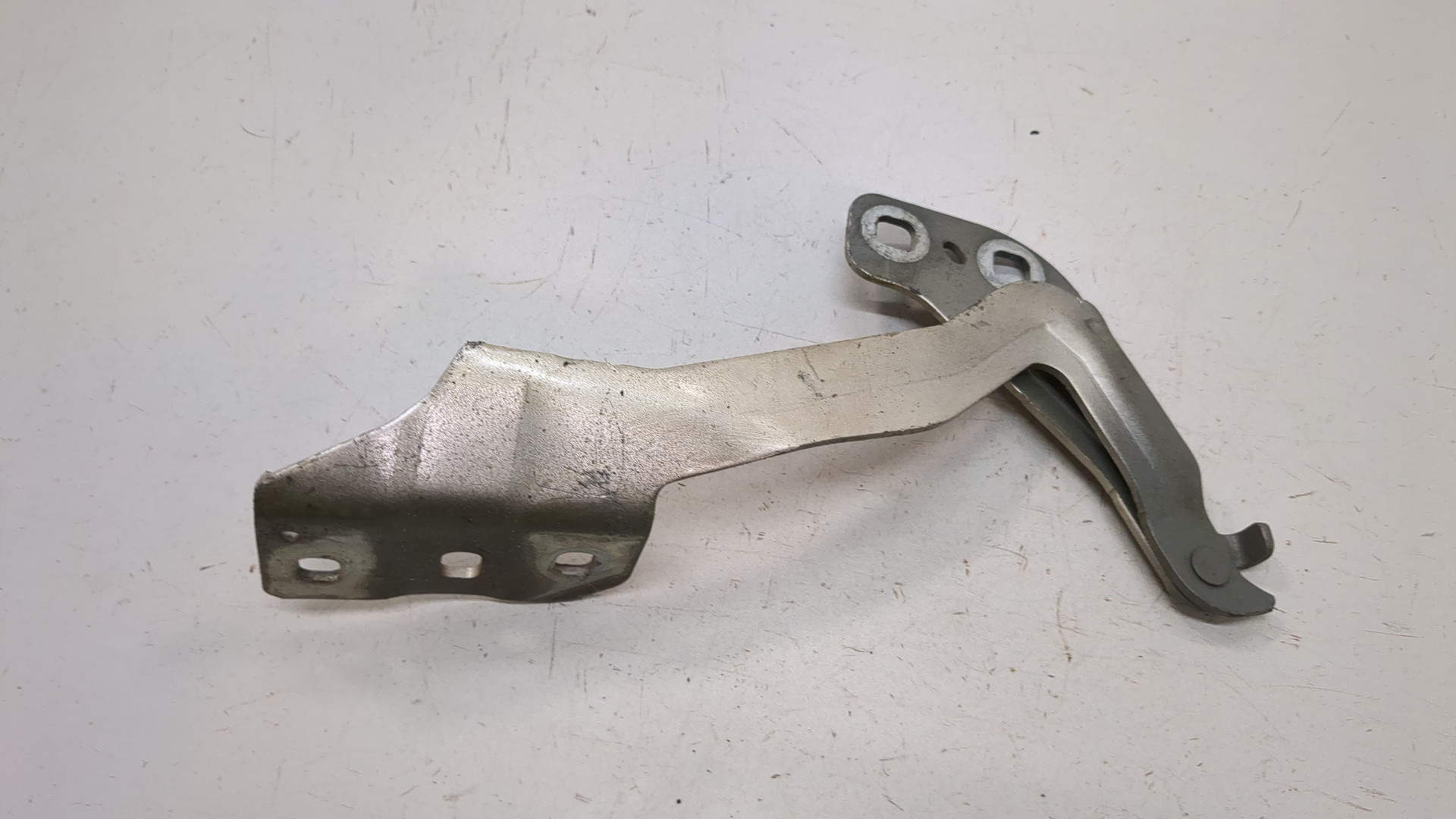 Петля капота правая