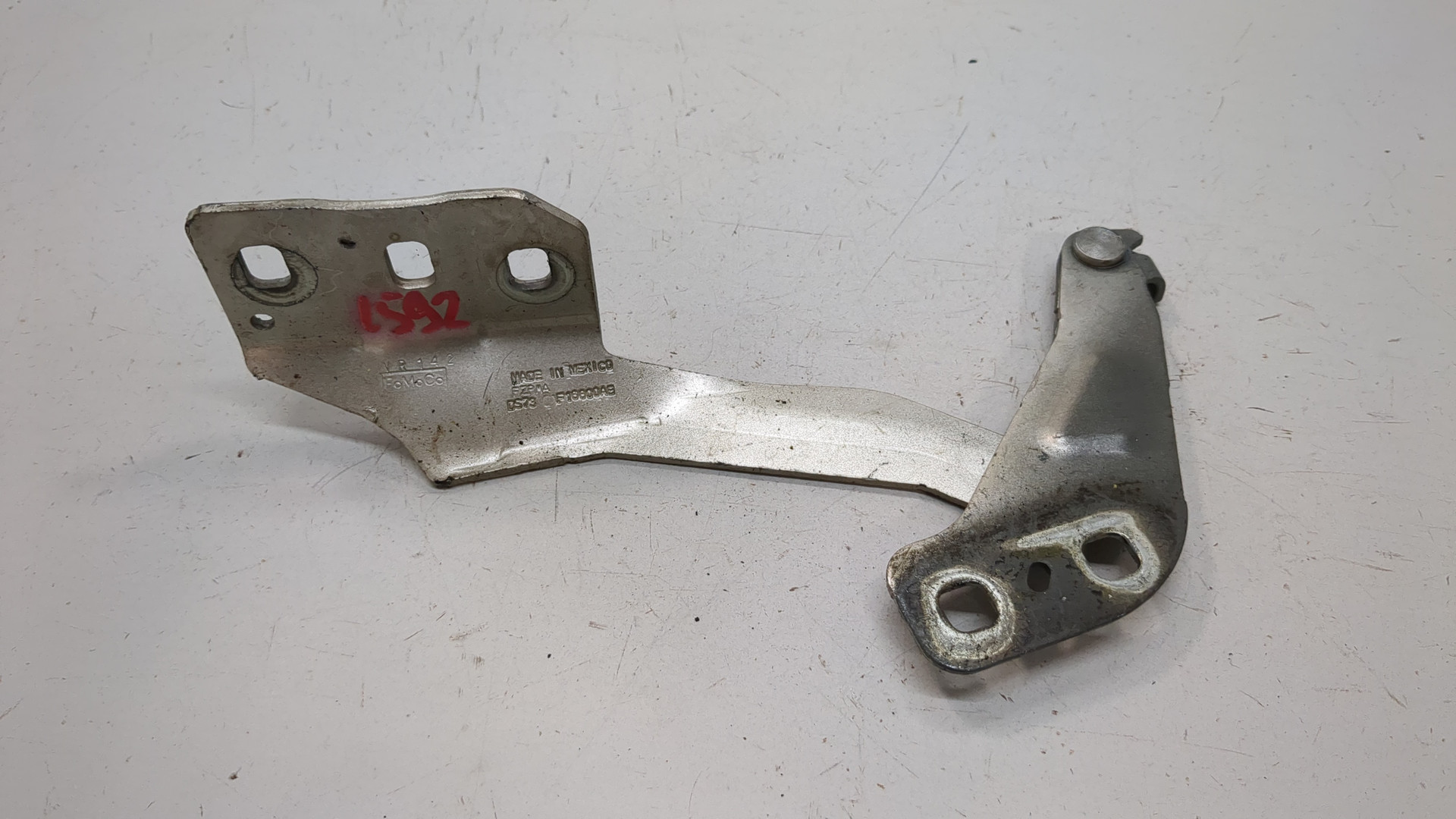 Петля капота правая