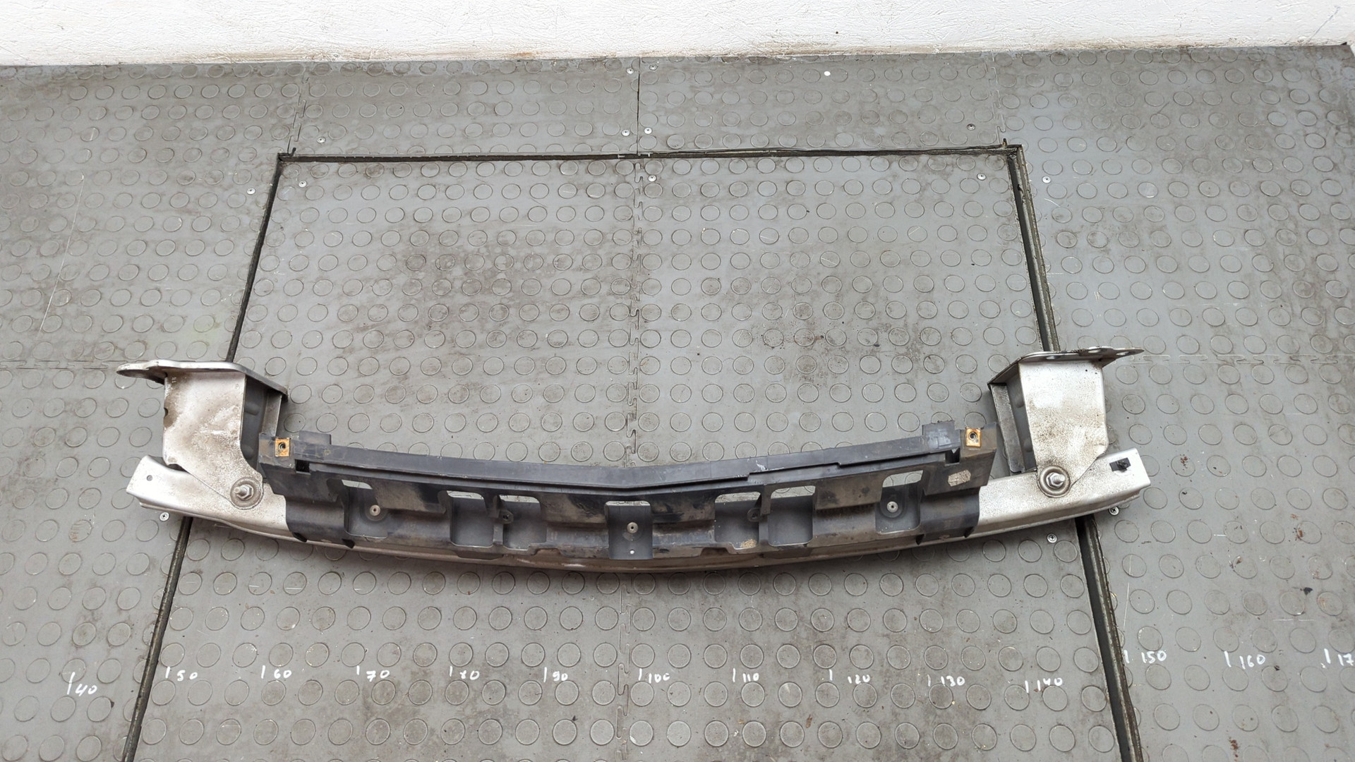 Усилитель переднего бампера