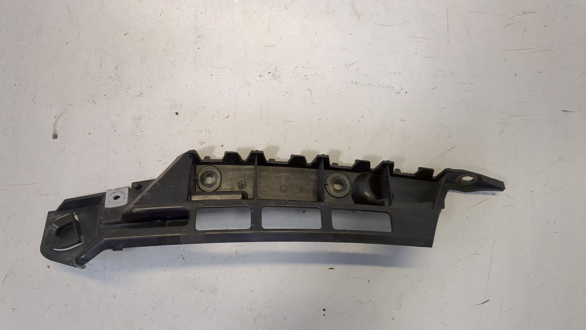 Кронштейн заднего бампера правый