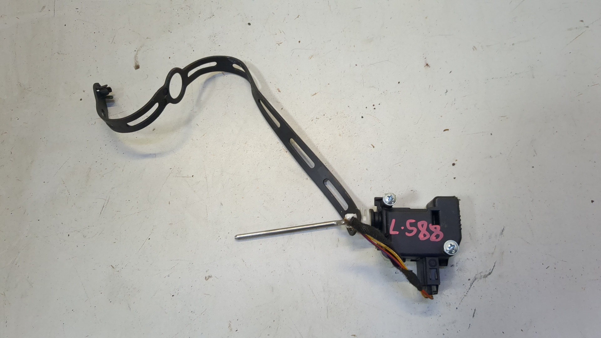 Активатор замка крышки бензобака