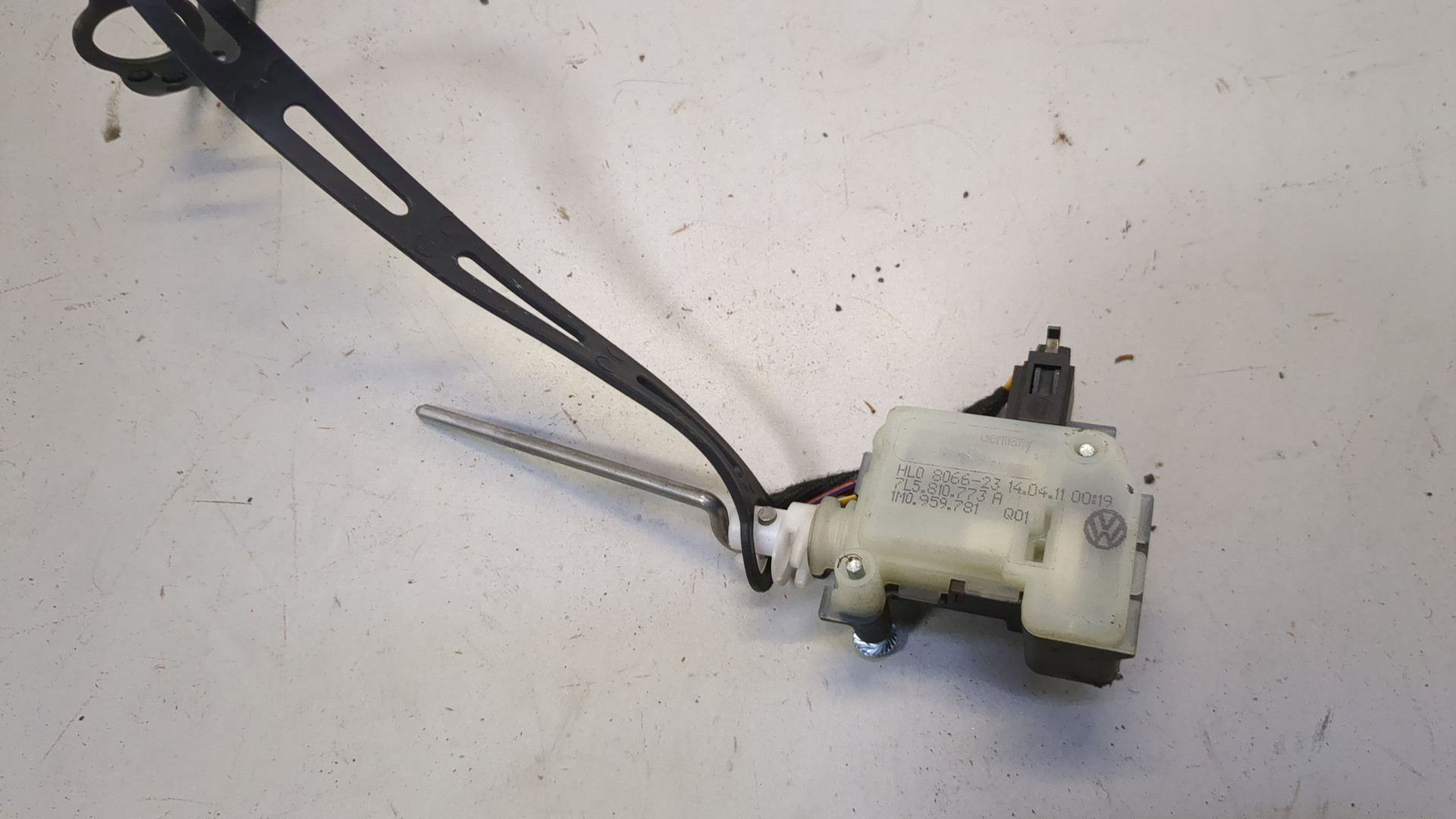 Активатор замка крышки бензобака