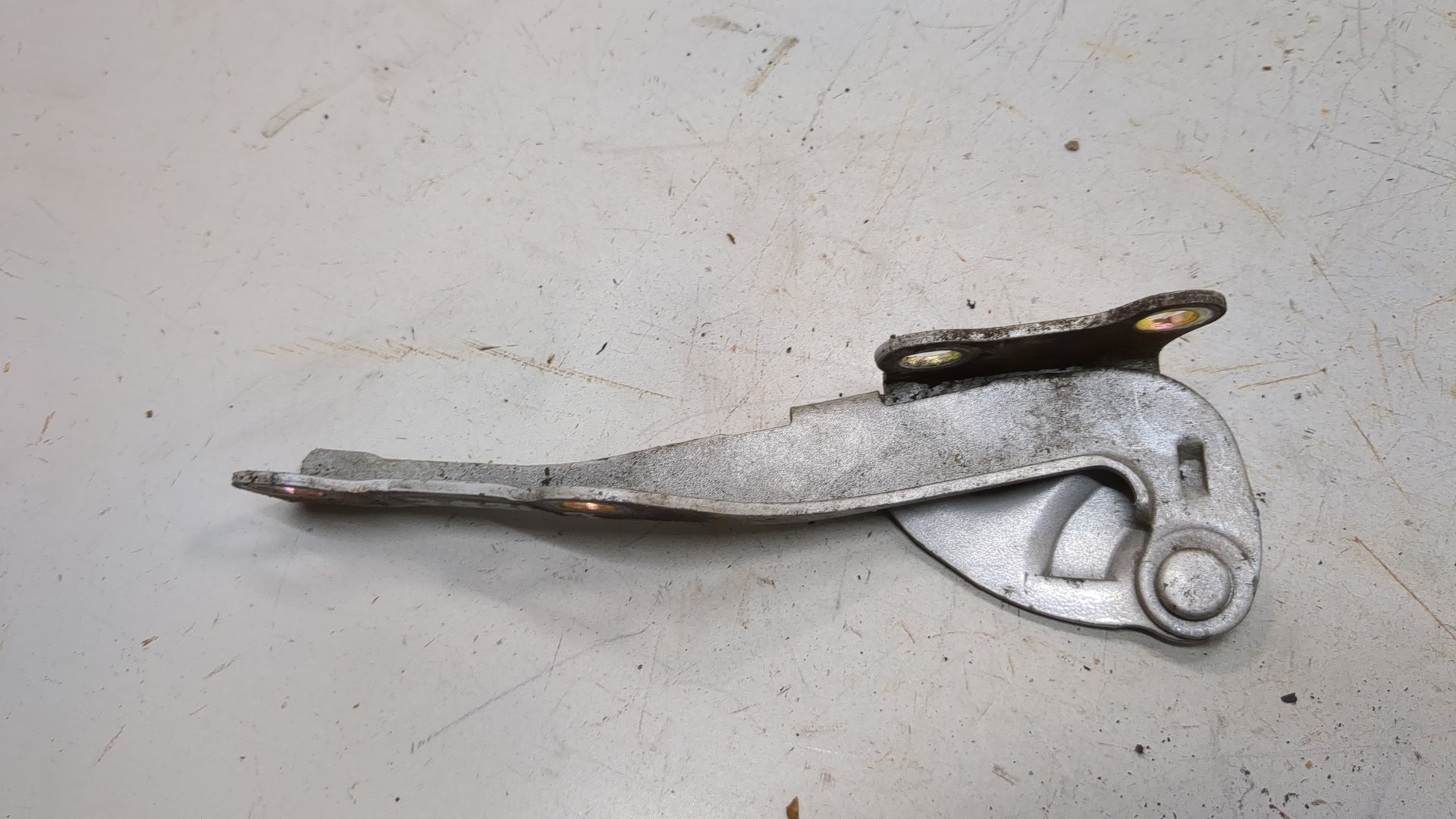 Петля капота левая