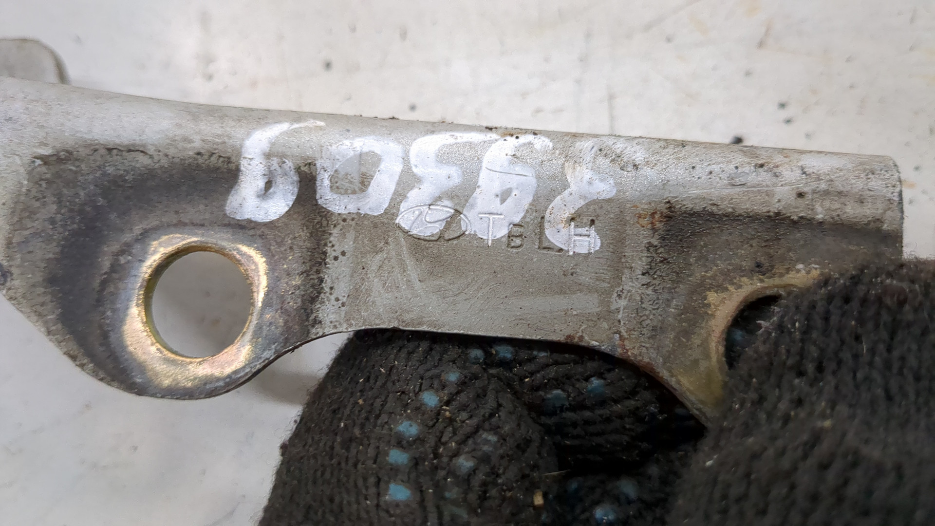 Петля капота левая