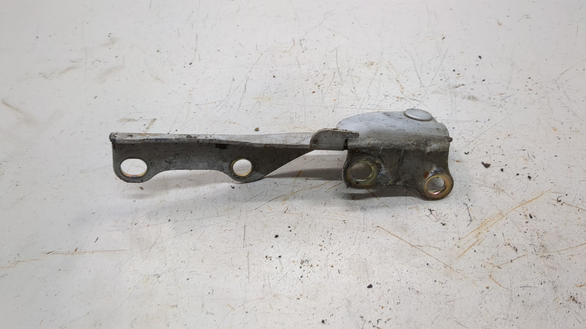 Петля капота левая