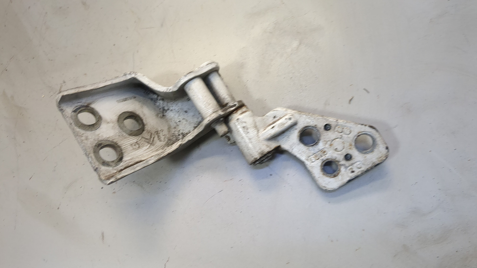 Петля двери