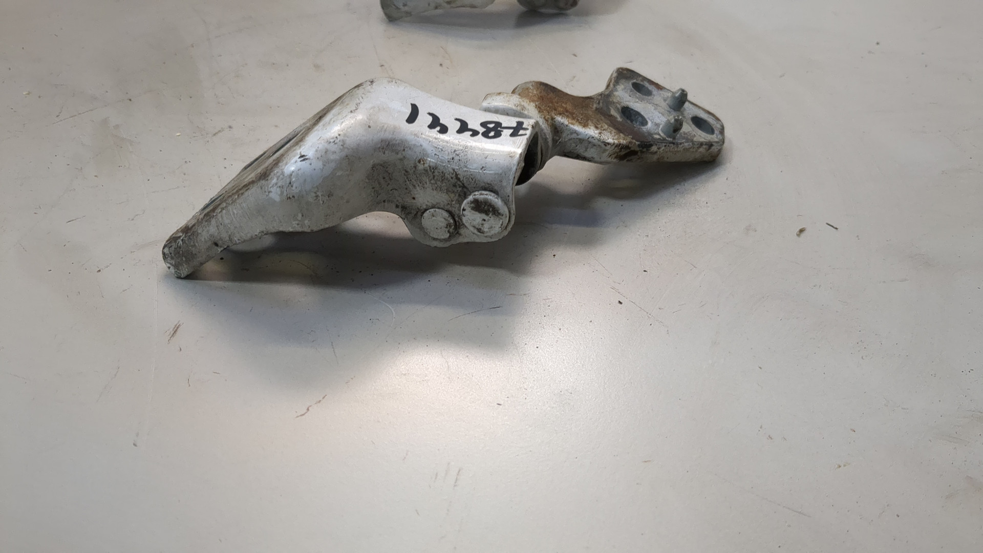 Петля двери