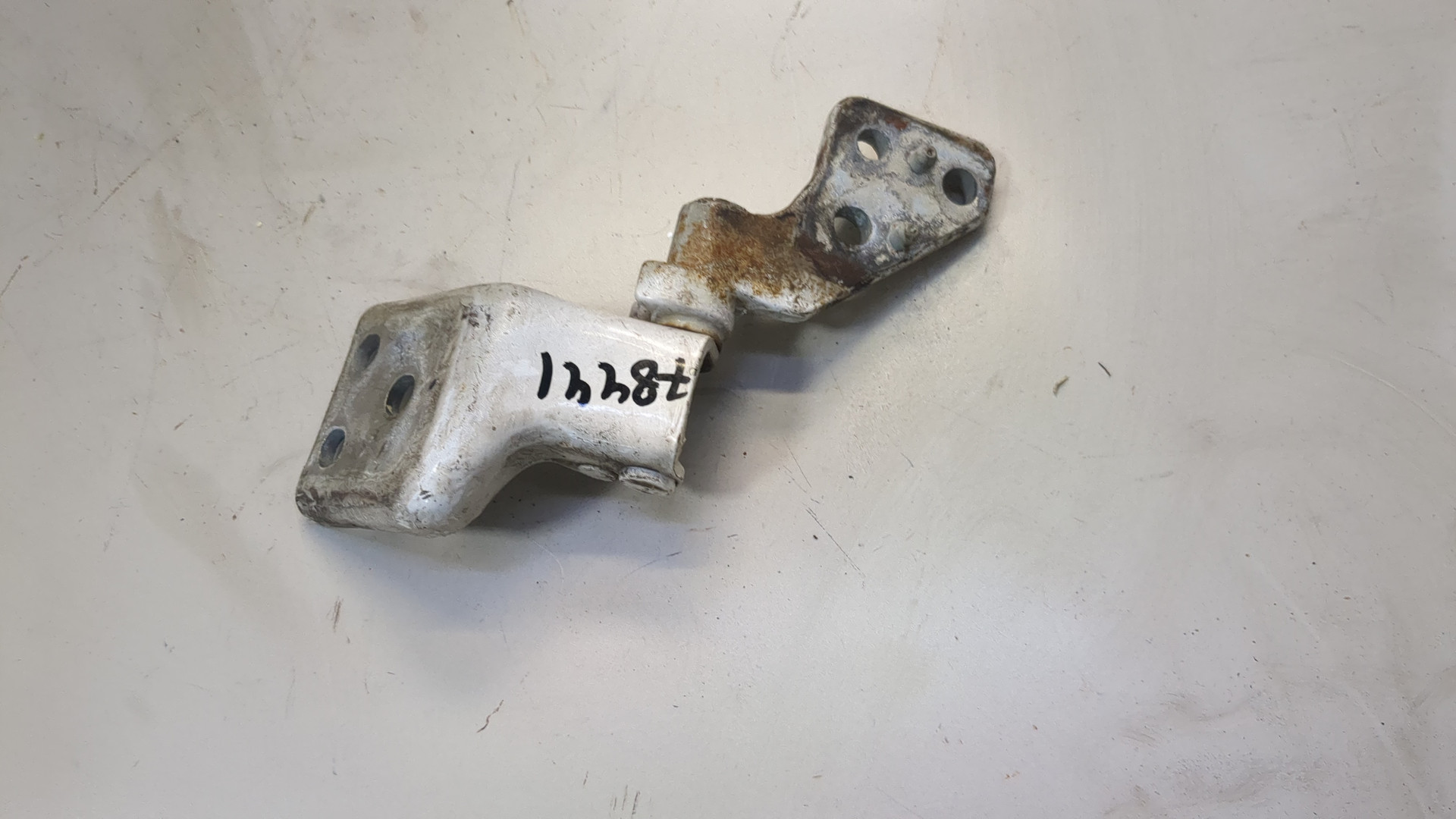 Петля двери