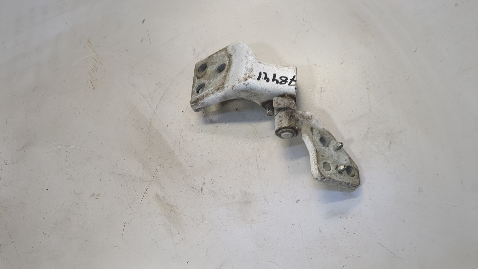 Петля двери