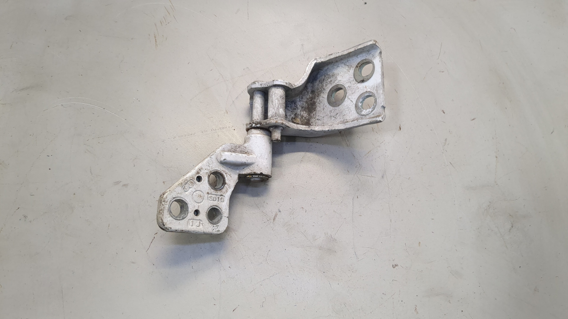 Петля двери