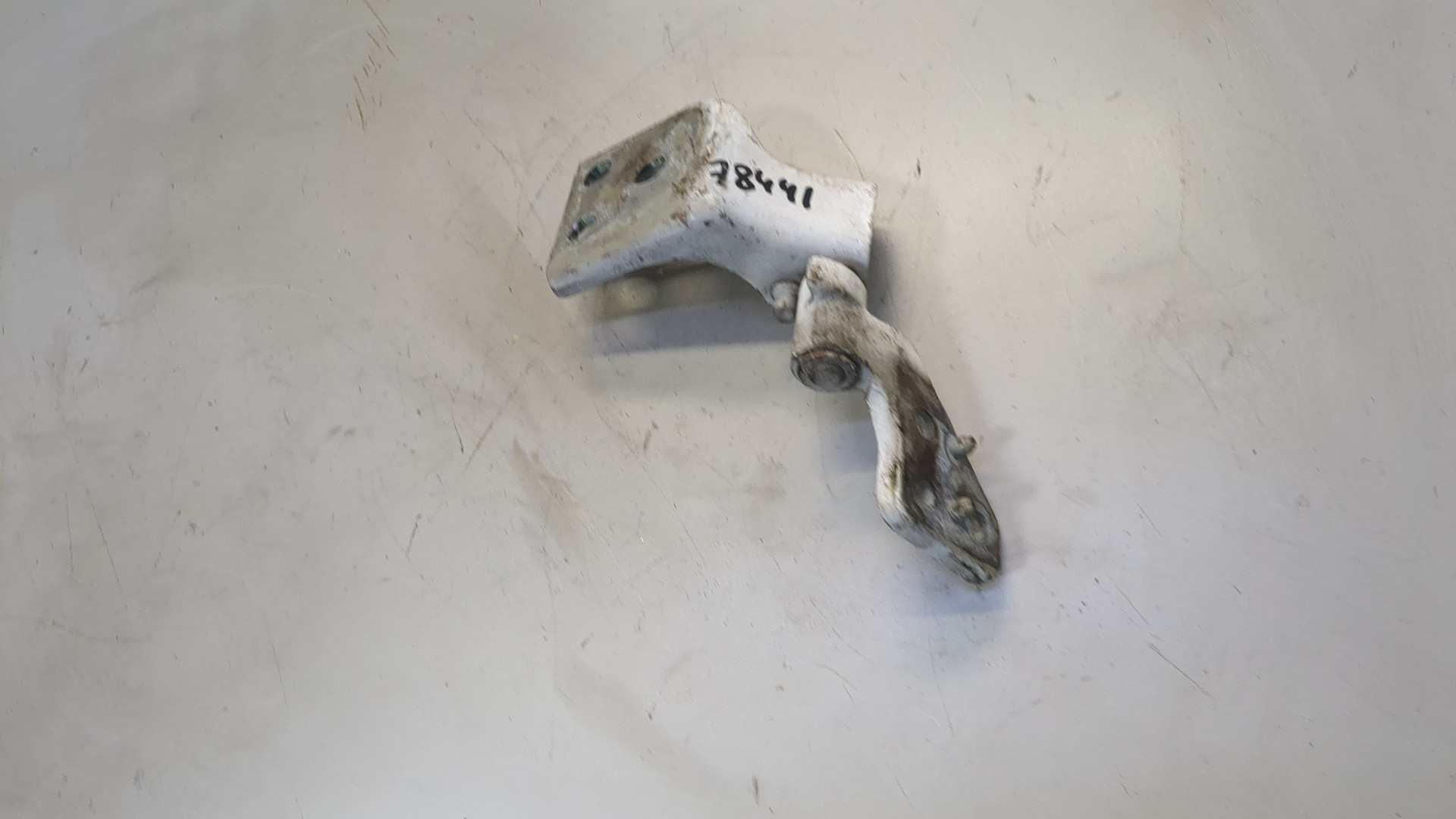 Петля двери