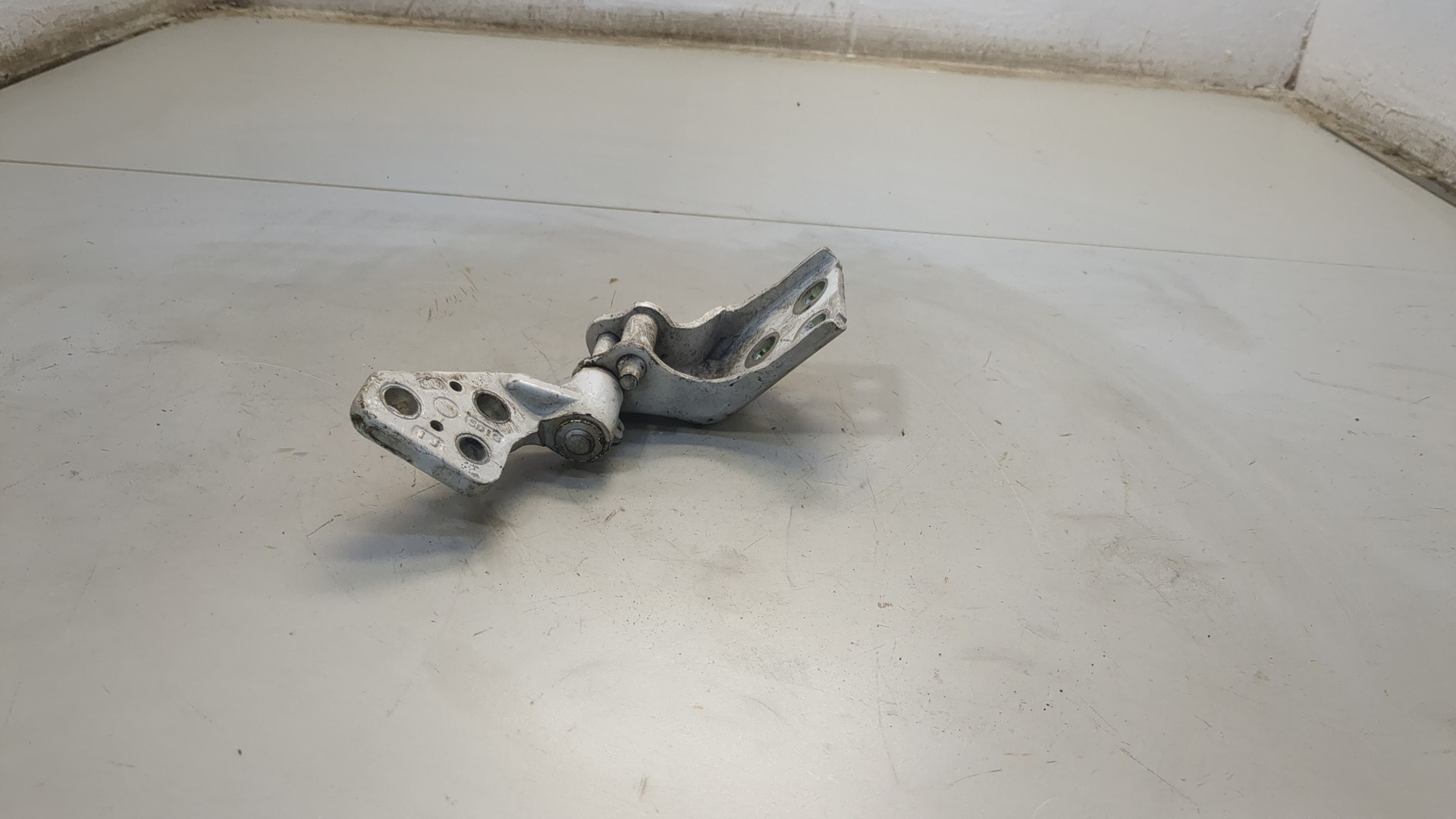 Петля двери