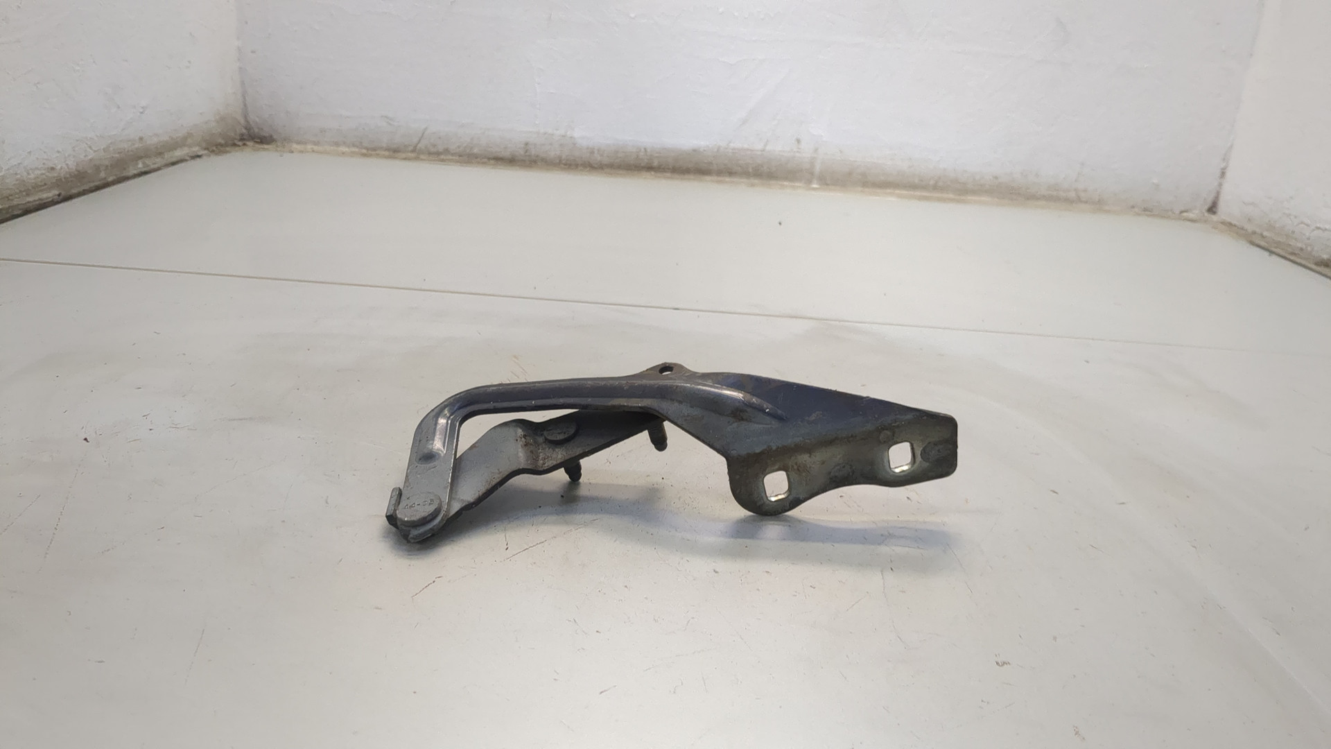 Петля капота левая