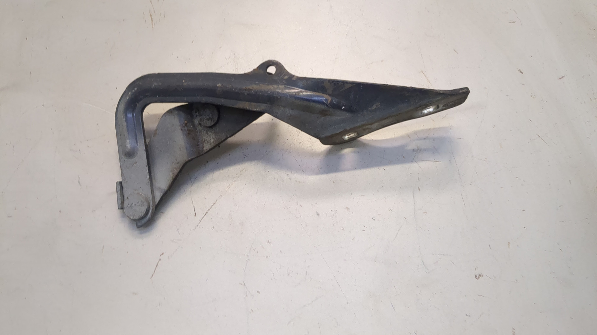 Петля капота левая