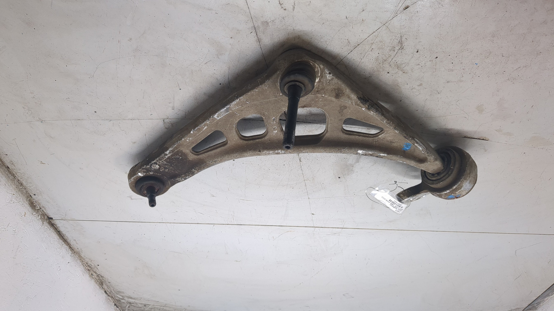 Рычаг передний левый