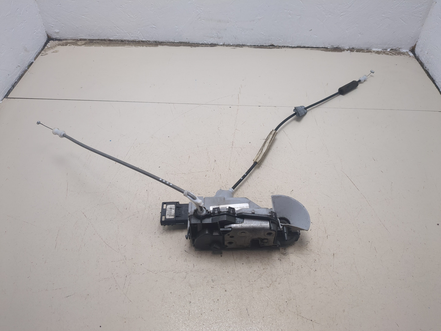 Замок двери передней левой