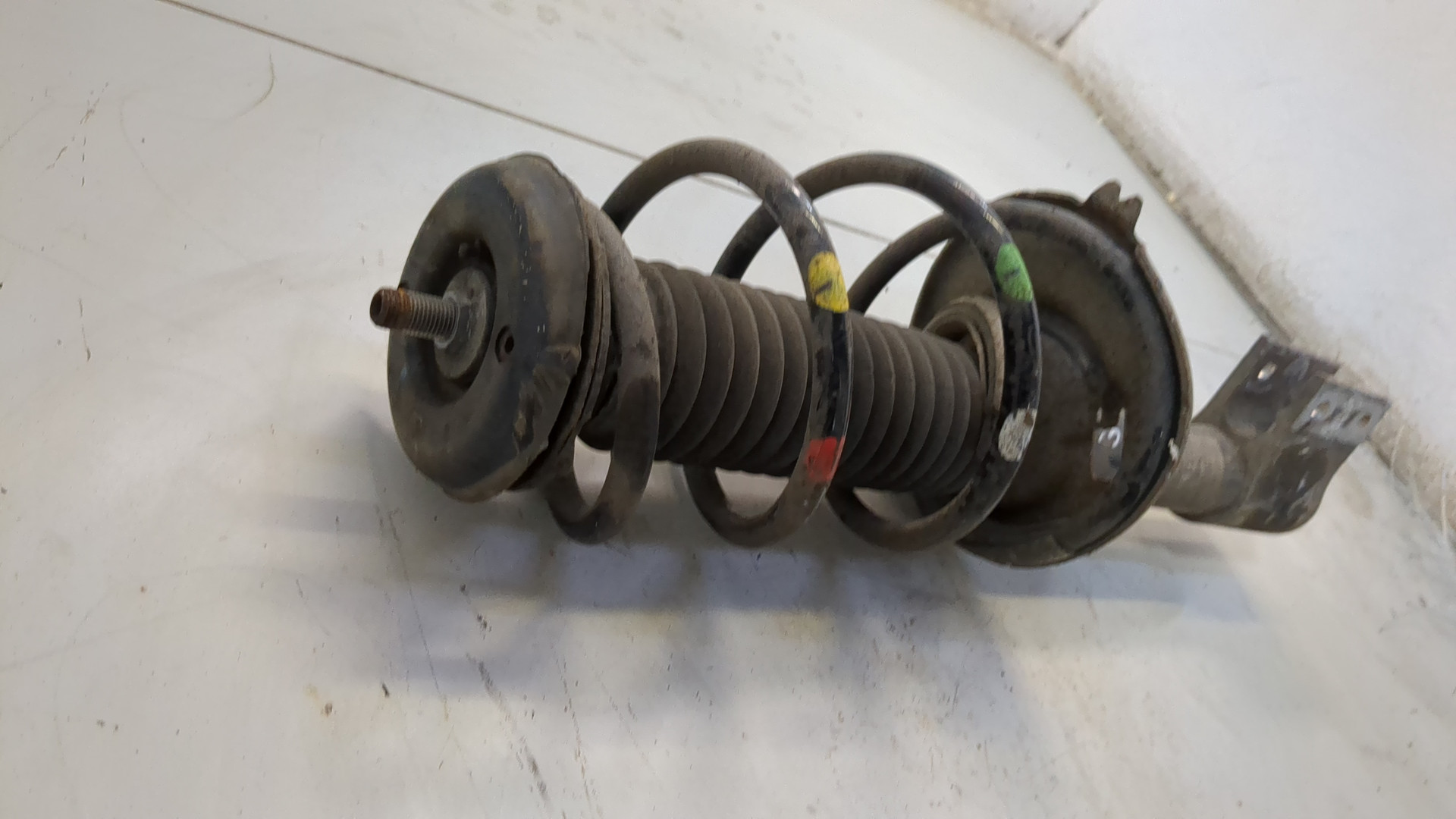 Амортизатор передний левый