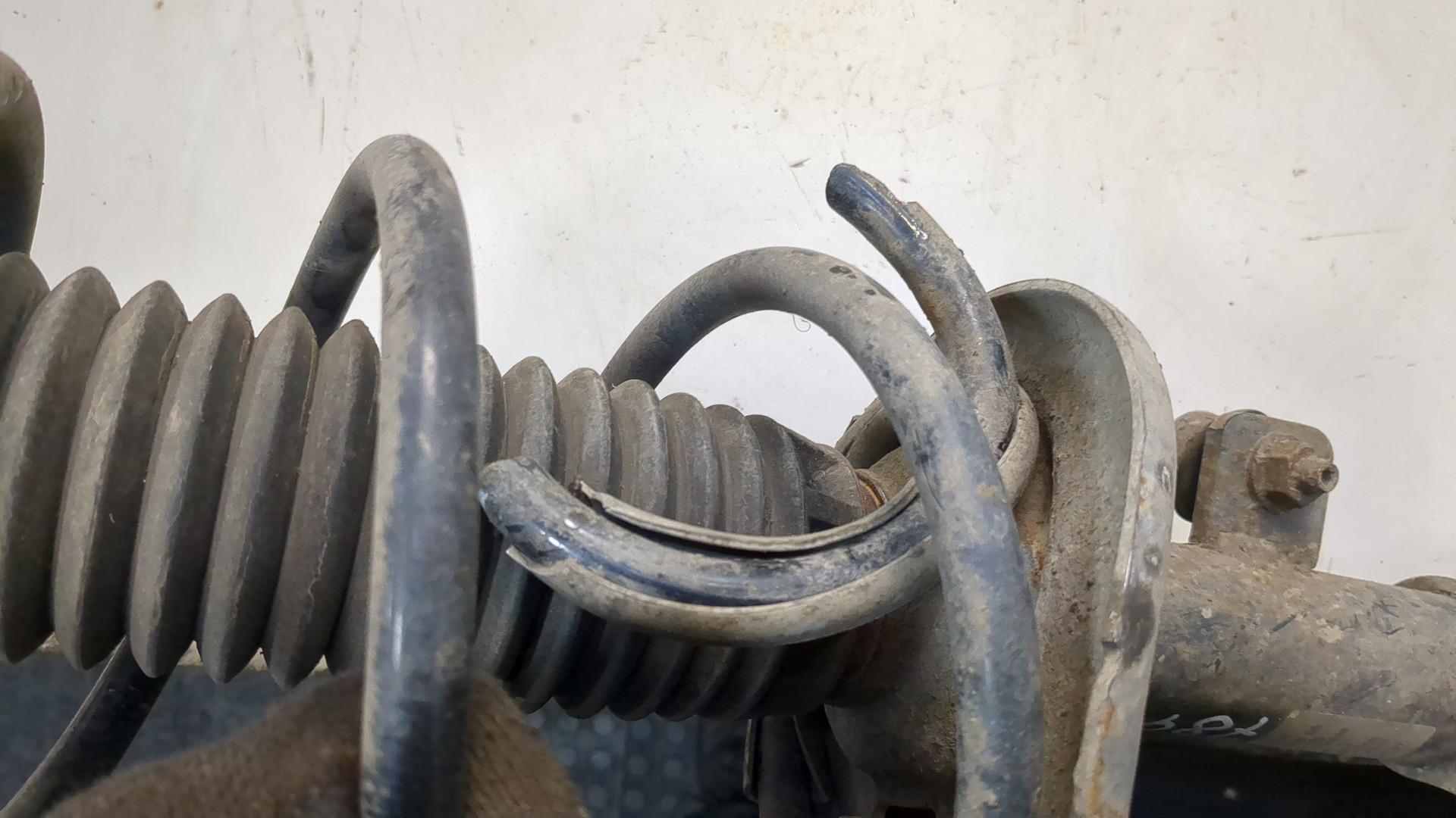 Амортизатор передний левый