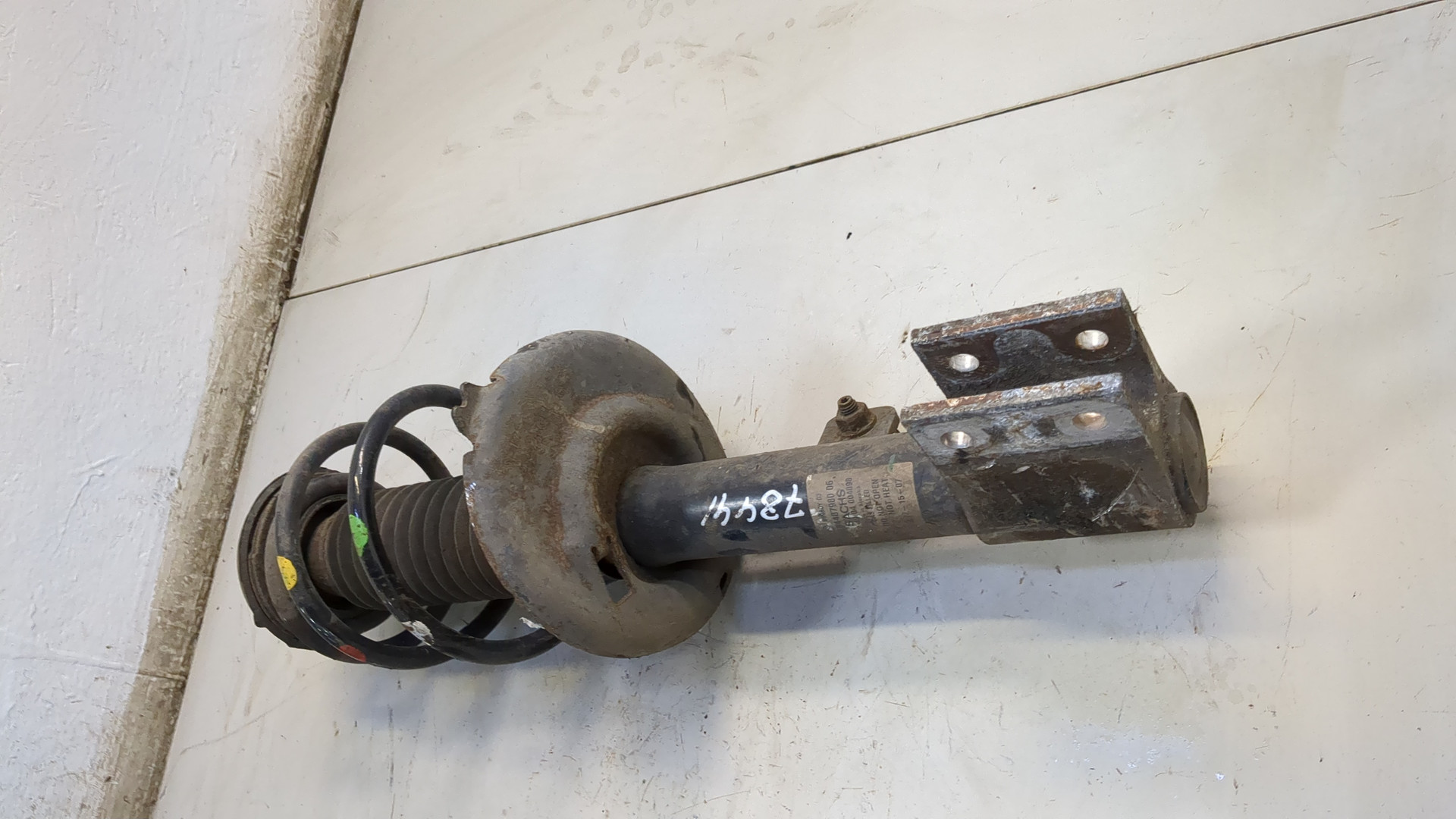 Амортизатор передний левый