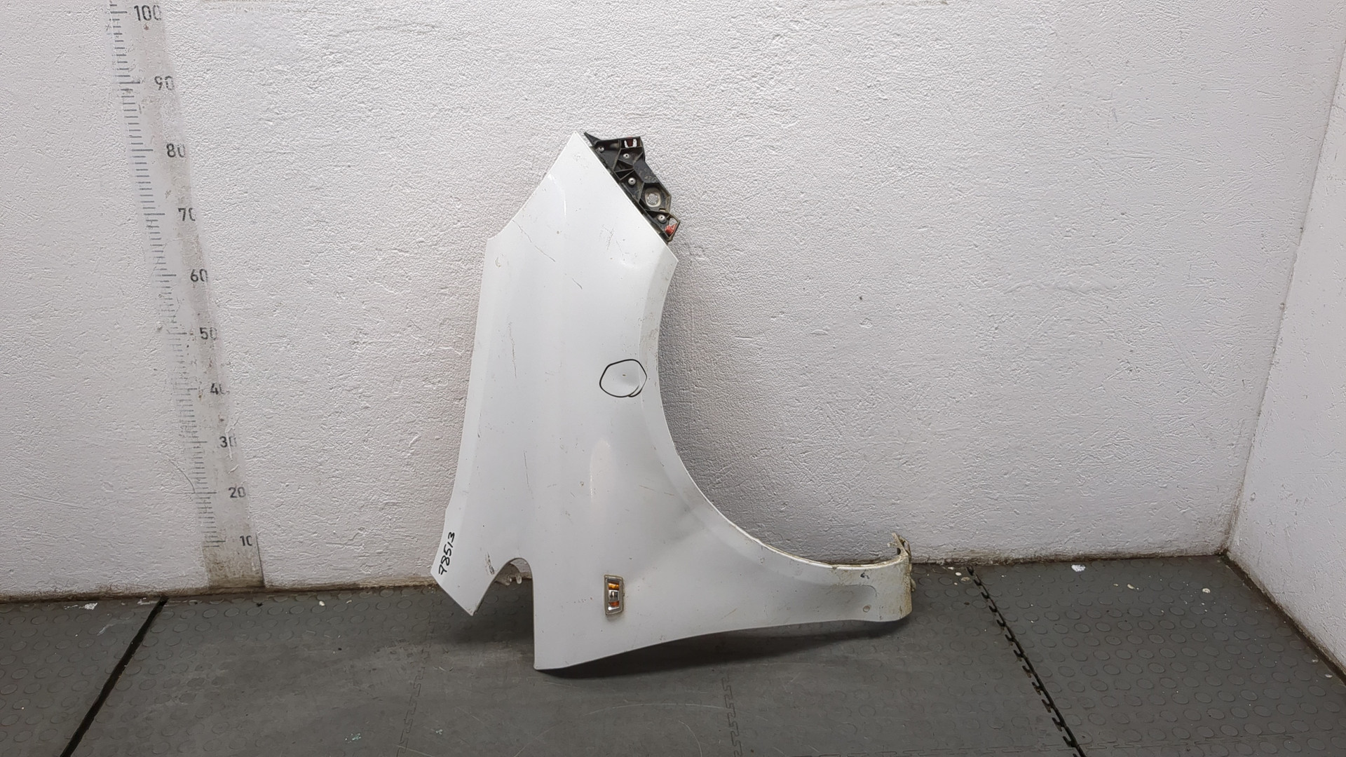 Крыло переднее правое