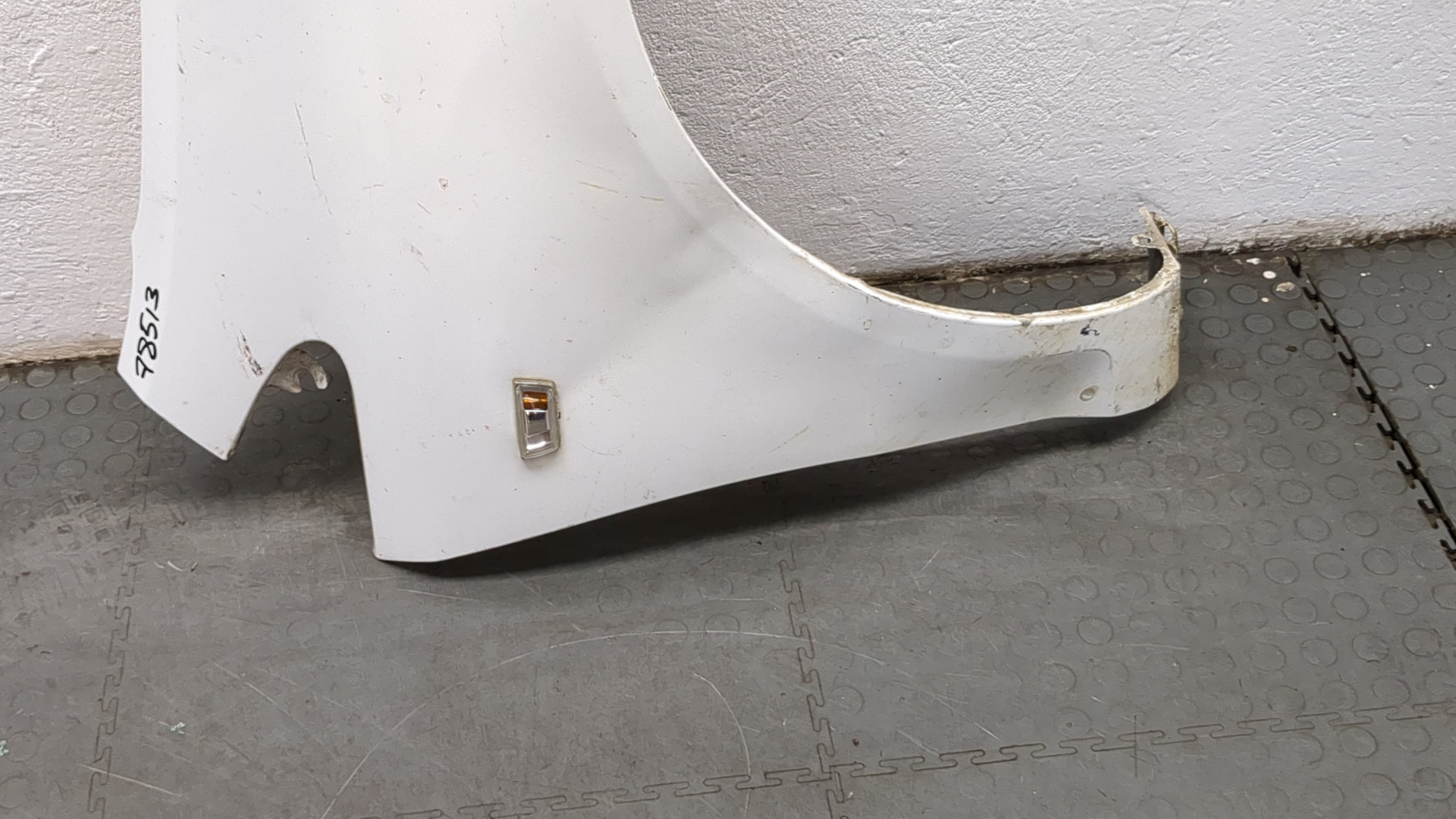 Крыло переднее правое