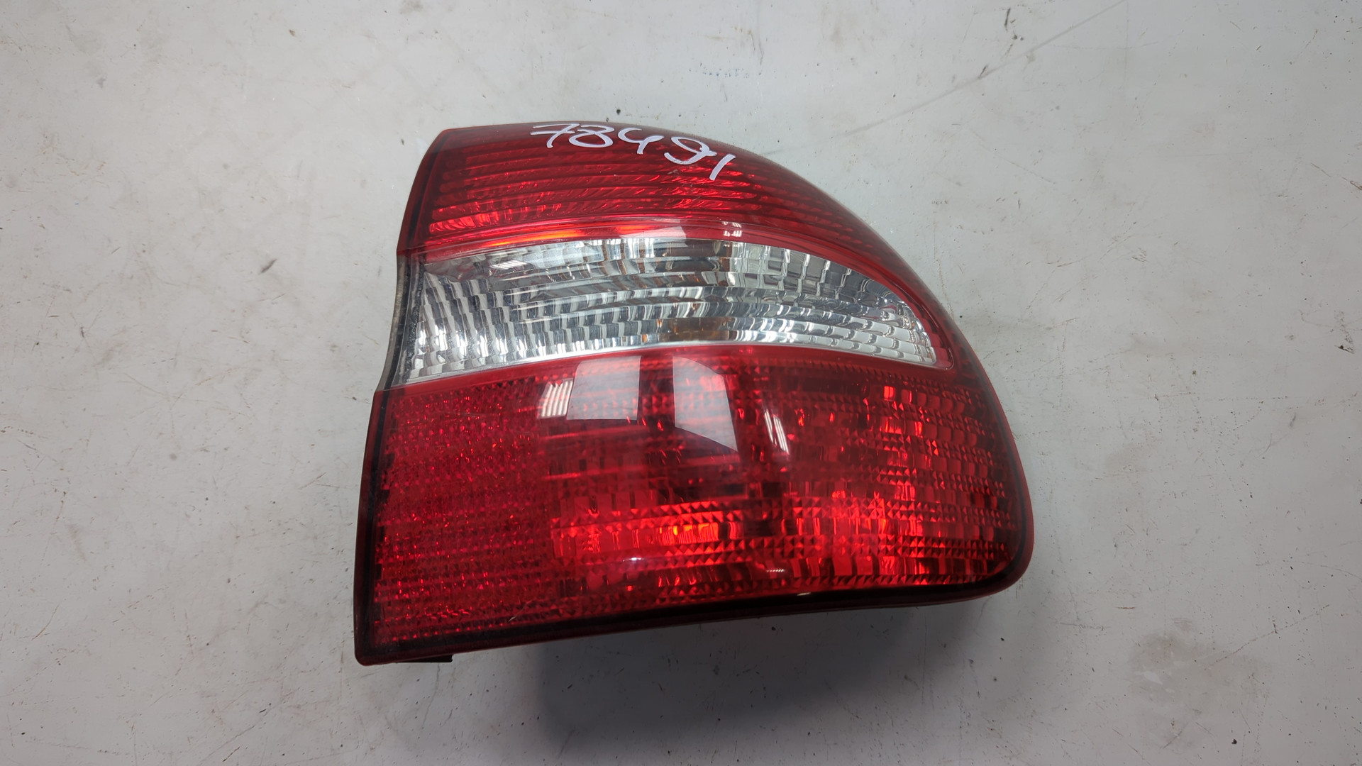 Фонарь задний правый