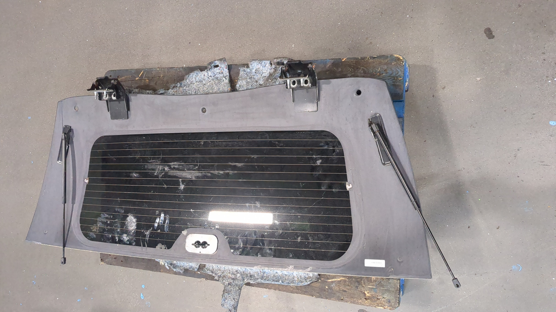 Стекло заднее