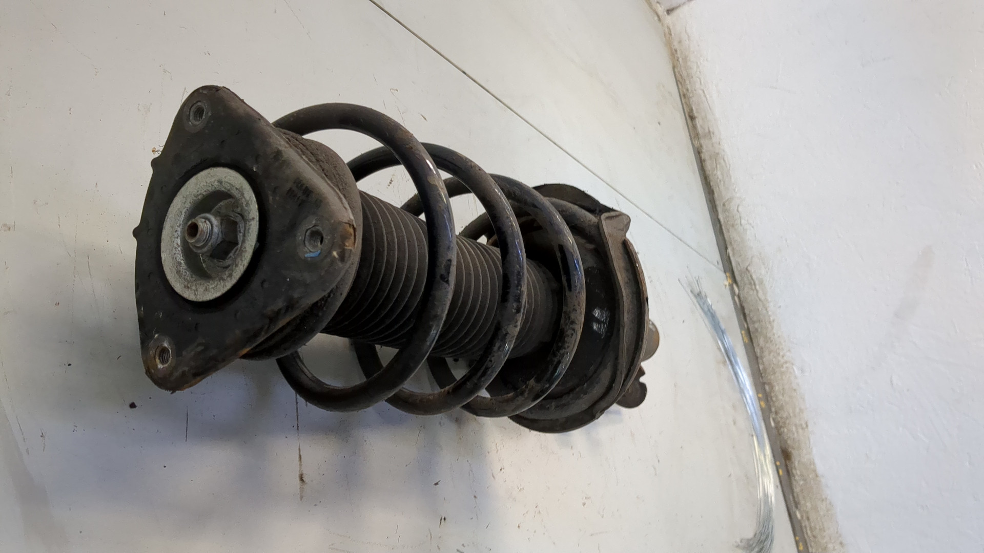 Амортизатор передний левый