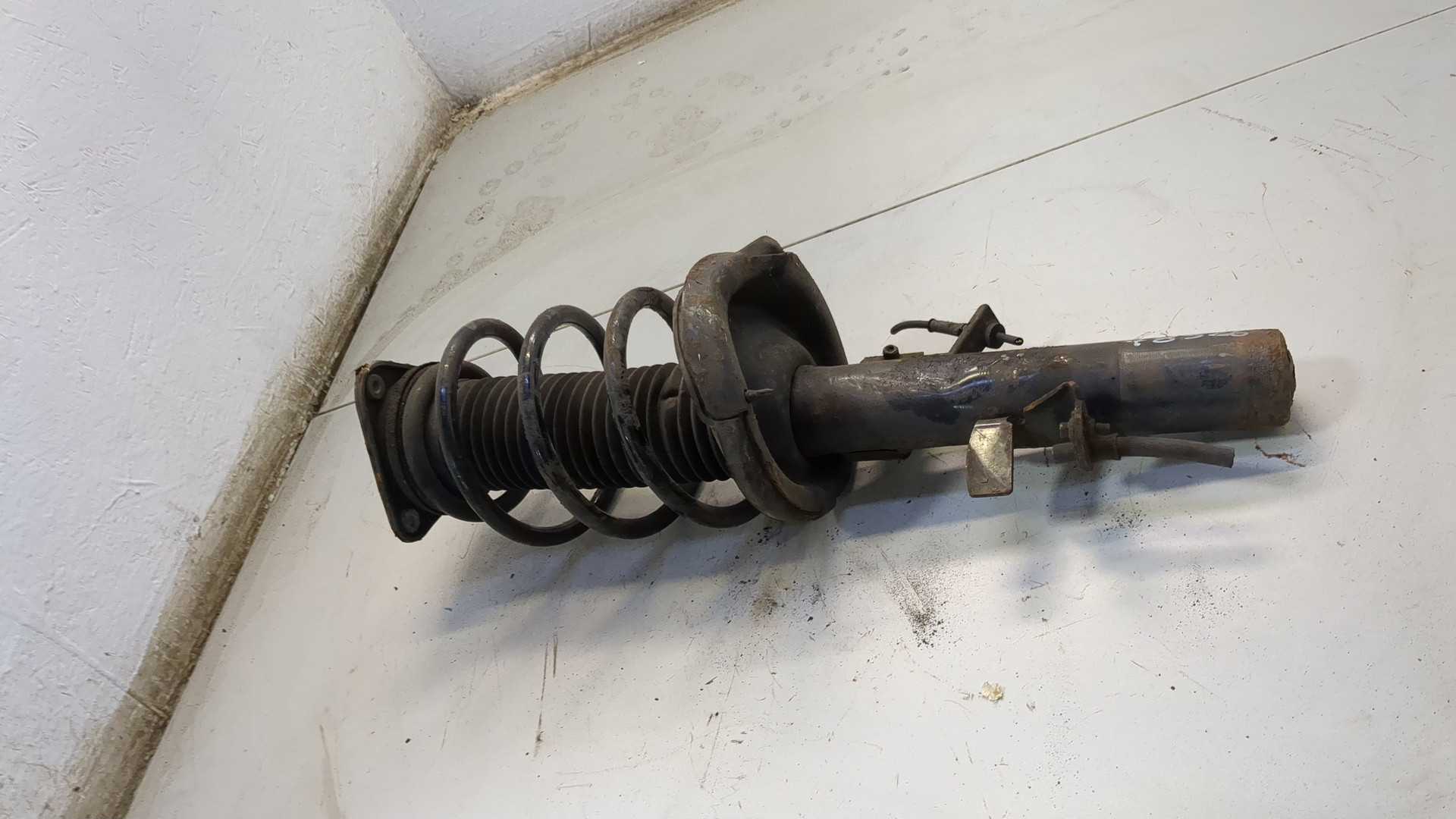 Амортизатор передний левый