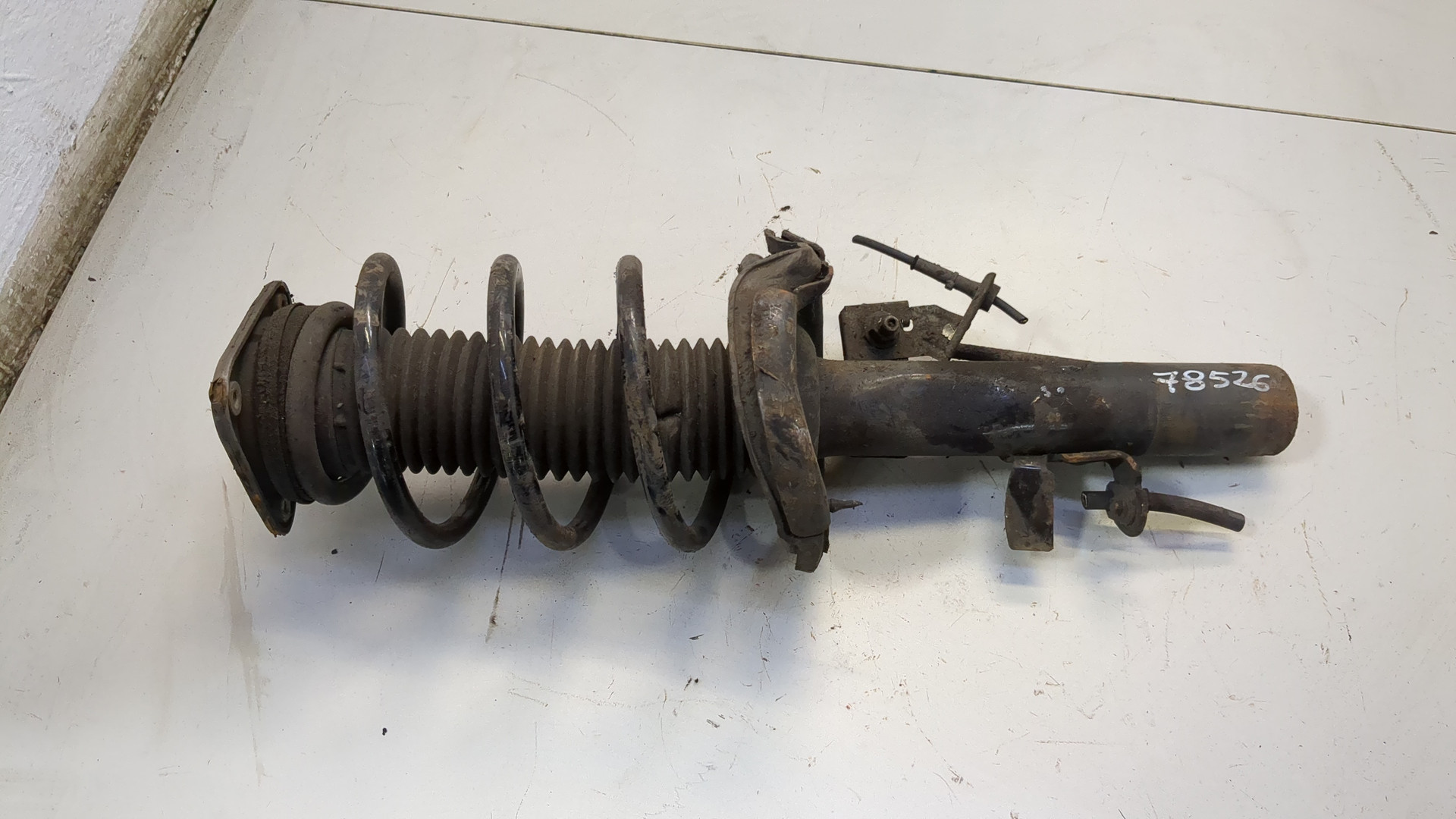 Амортизатор передний левый