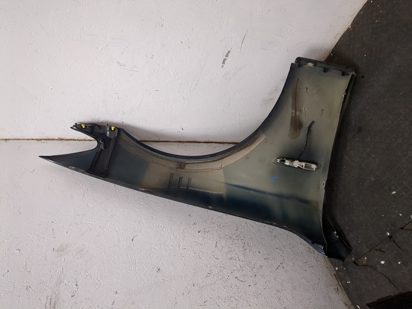 Крыло переднее левое