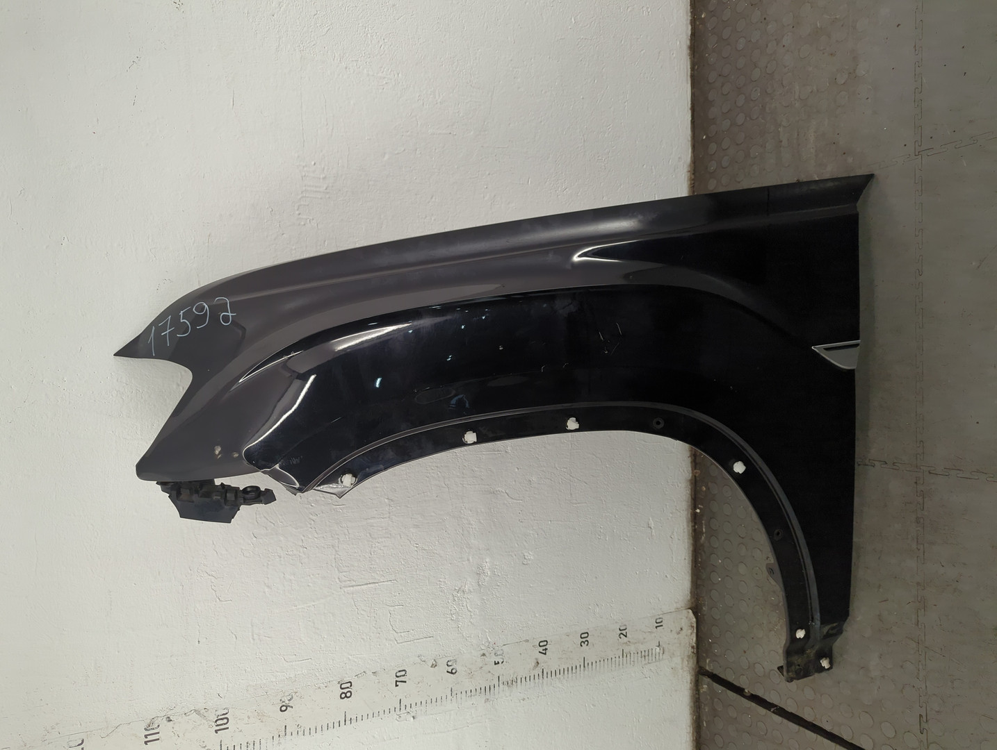 Крыло переднее левое