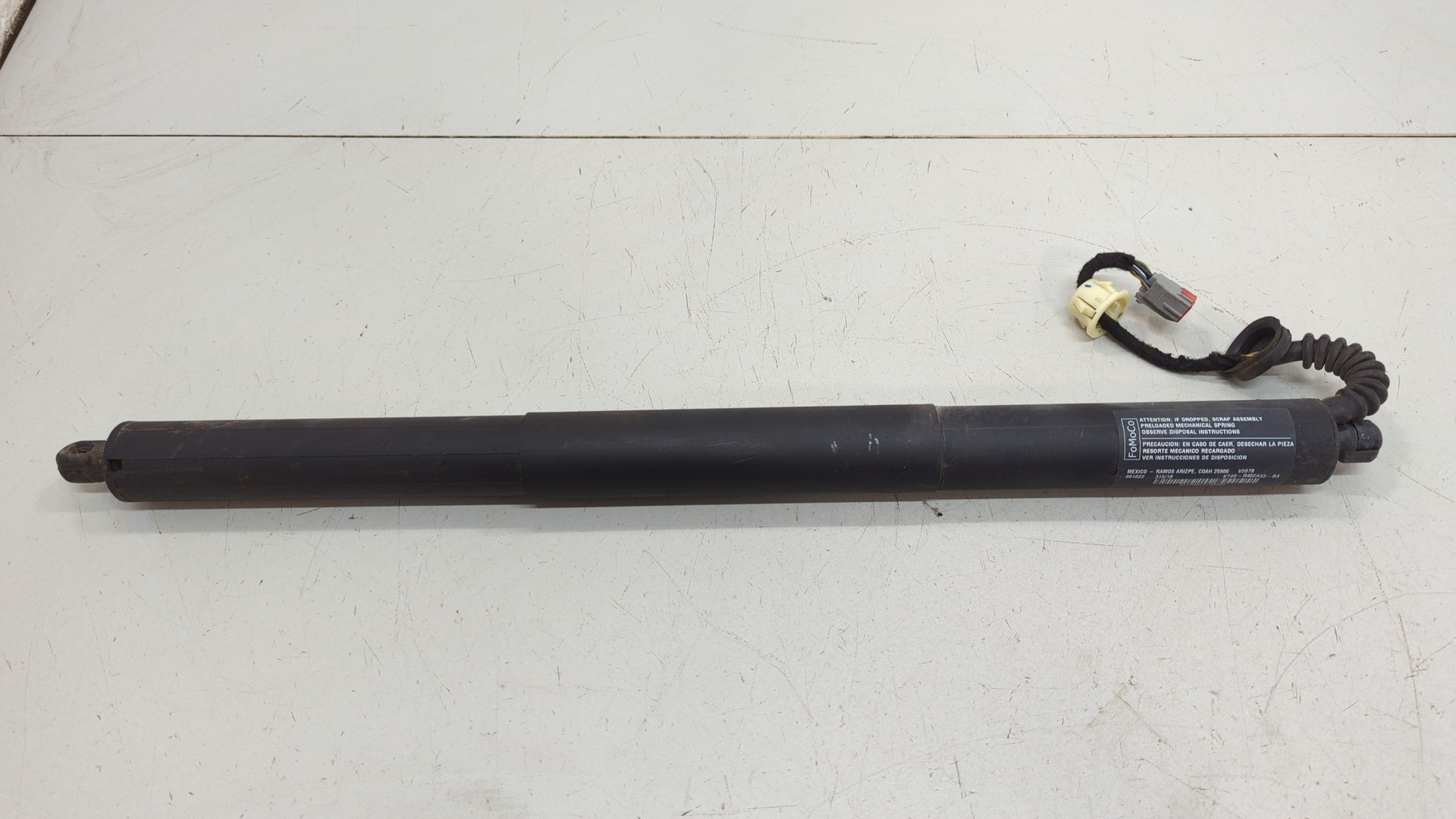 Амортизатор крышки багажника