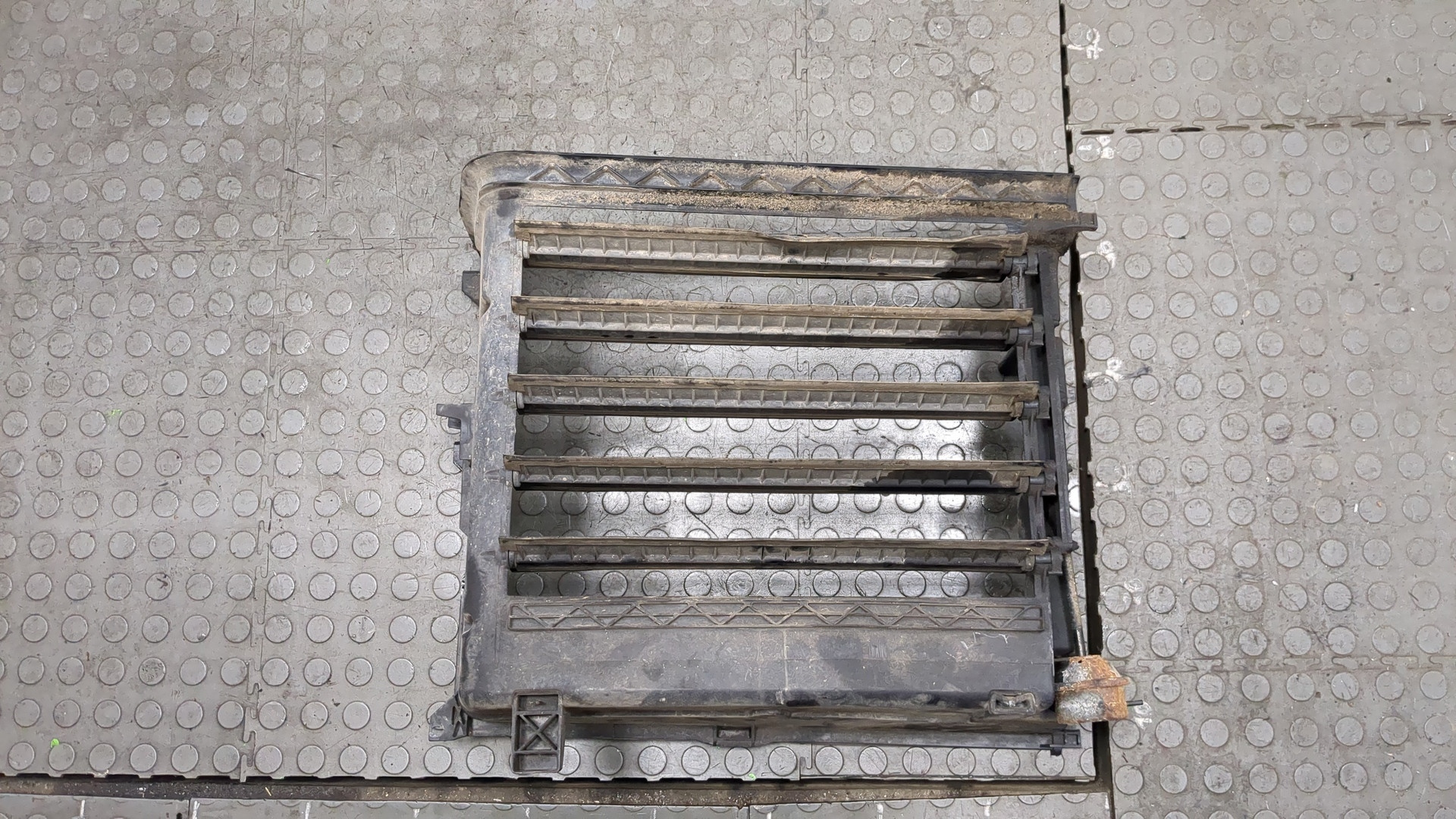 Жалюзи (воздуховод) бампера переднего