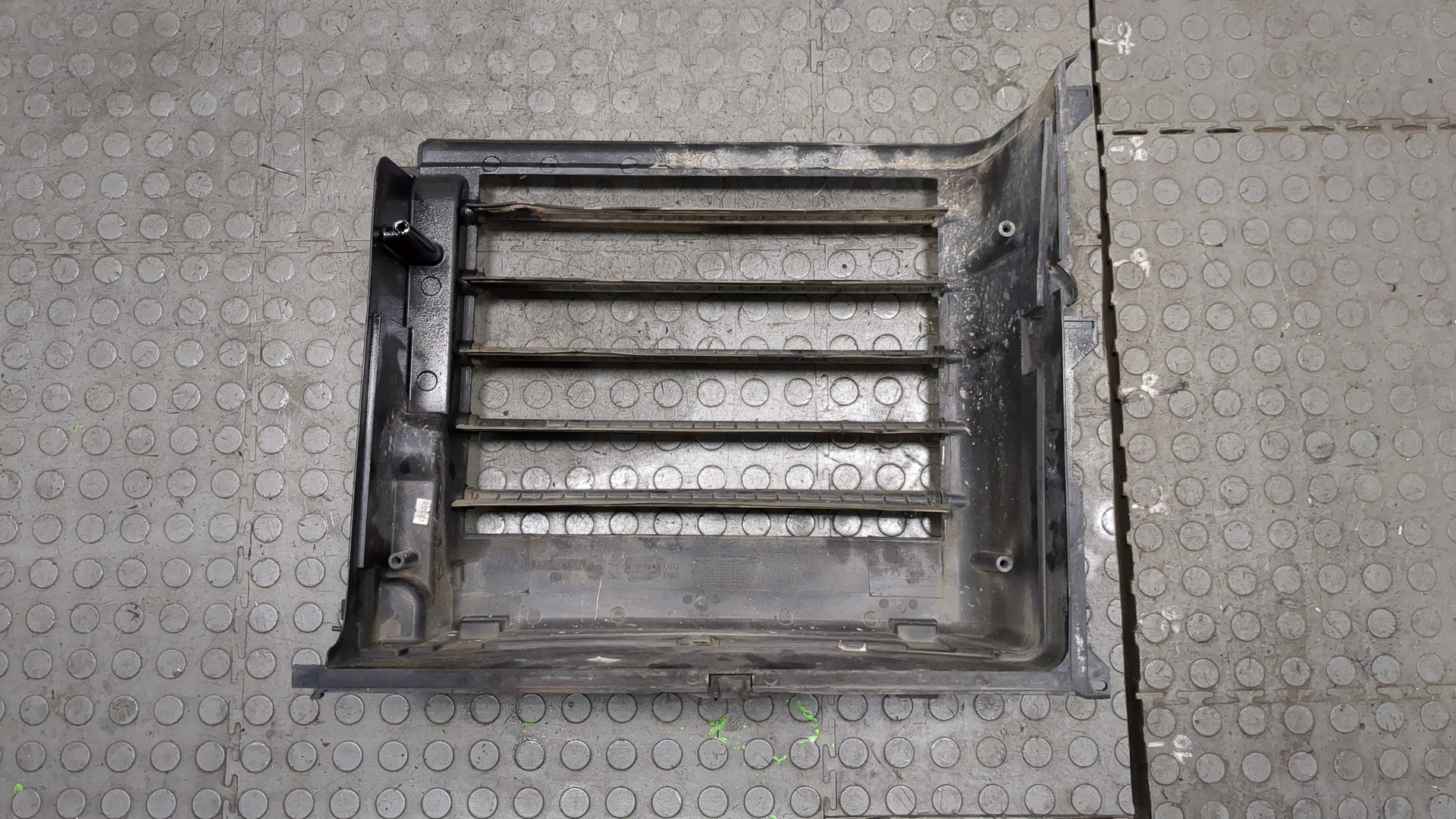 Жалюзи (воздуховод) бампера переднего