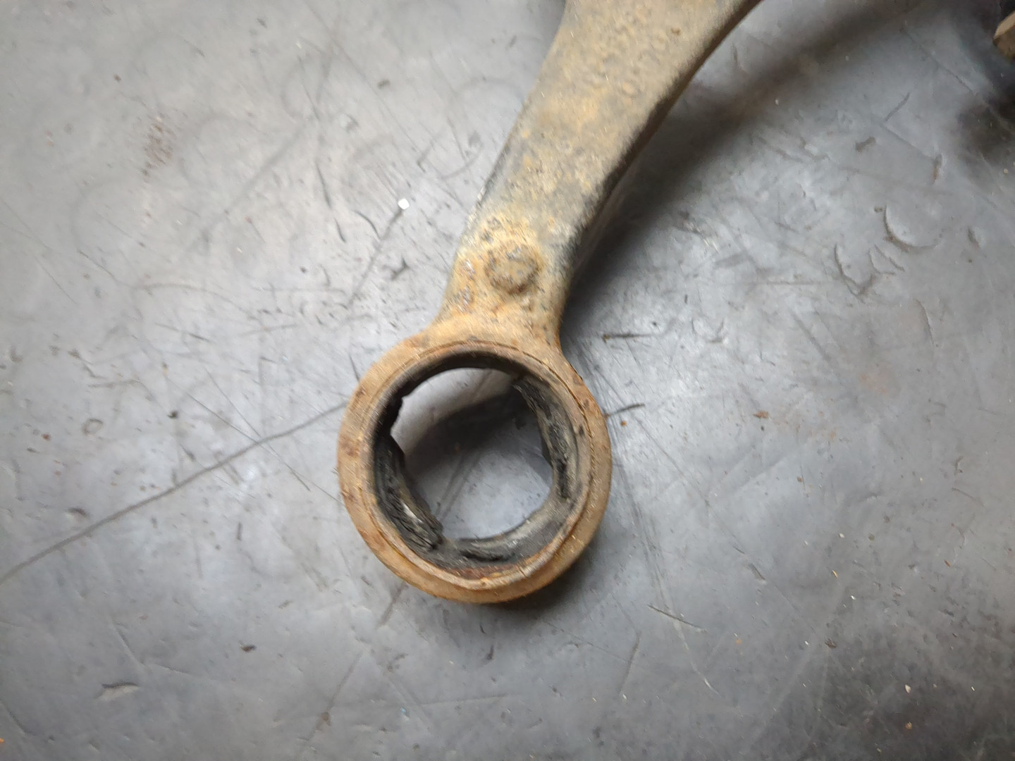 Рычаг передний левый