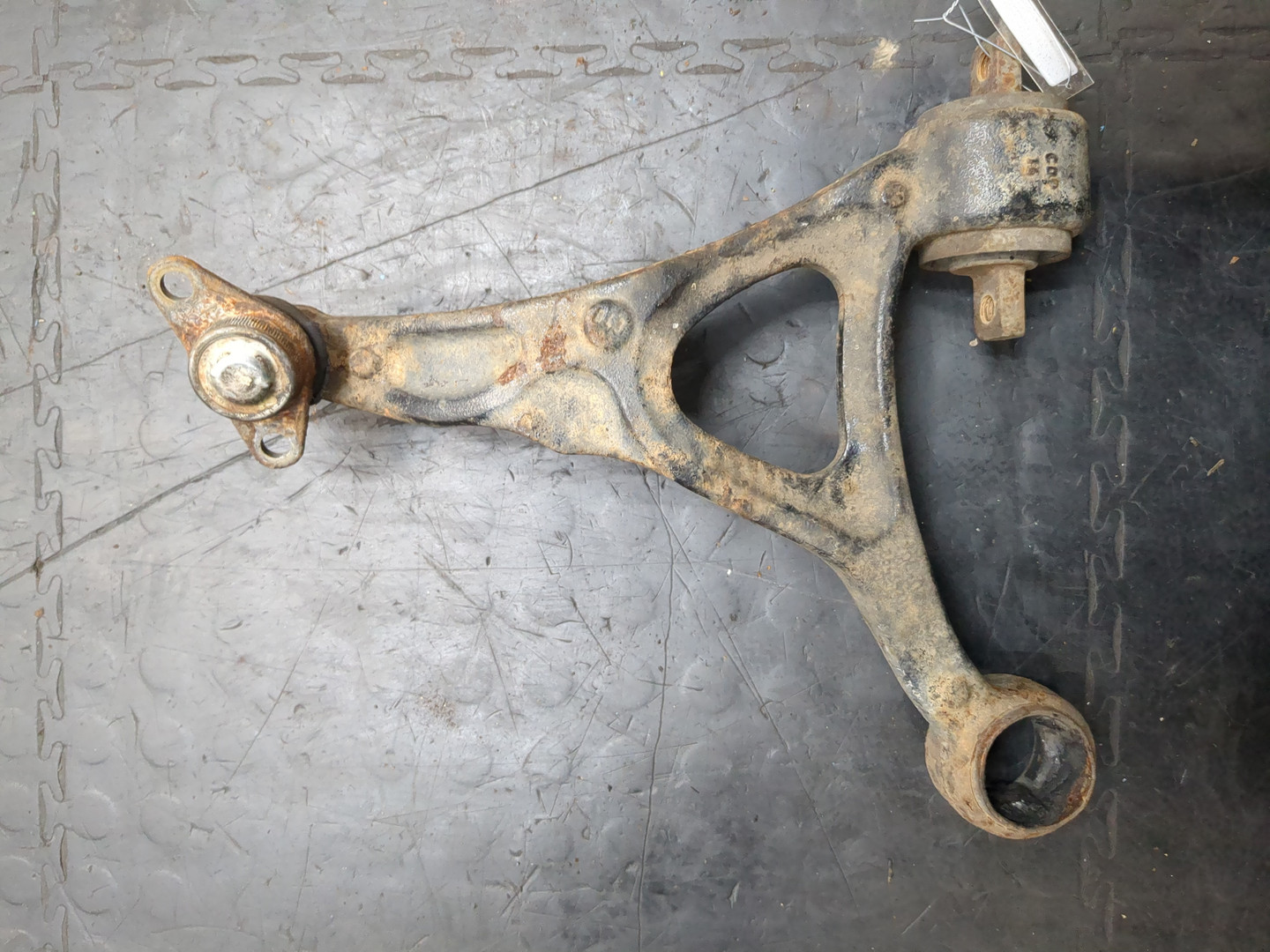 Рычаг передний левый