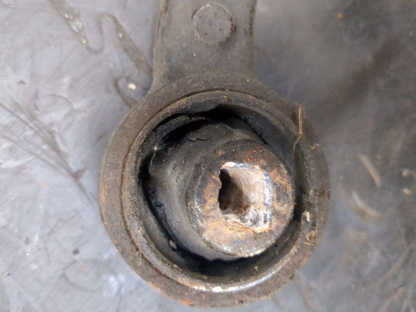 Рычаг передний правый